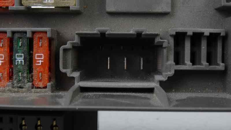Caja reles / fusibles, 693169003 usado 3