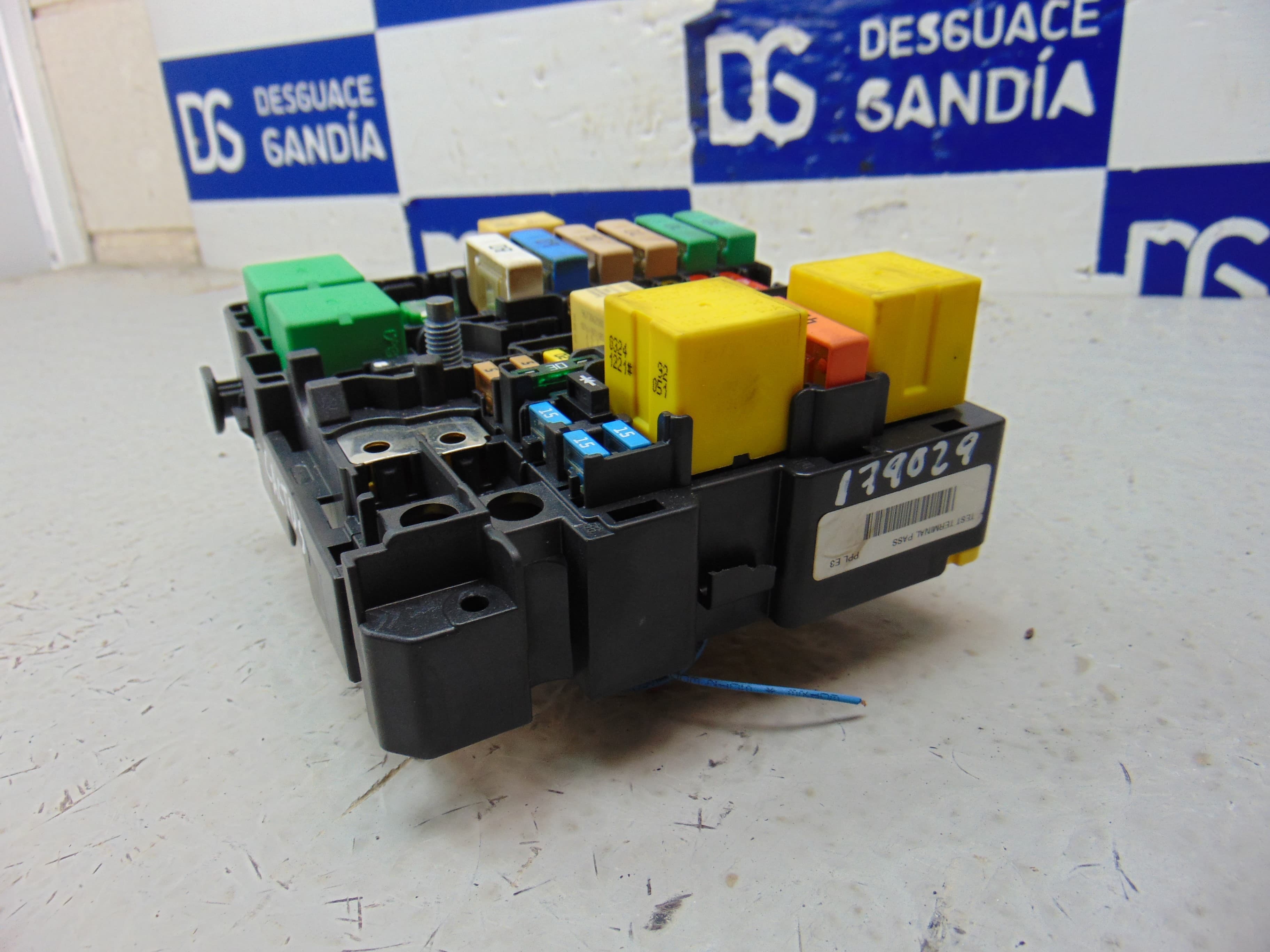 Caja reles / fusibles, Citroen C4 Cactus Feel 2014, 9804848480 usado 3
