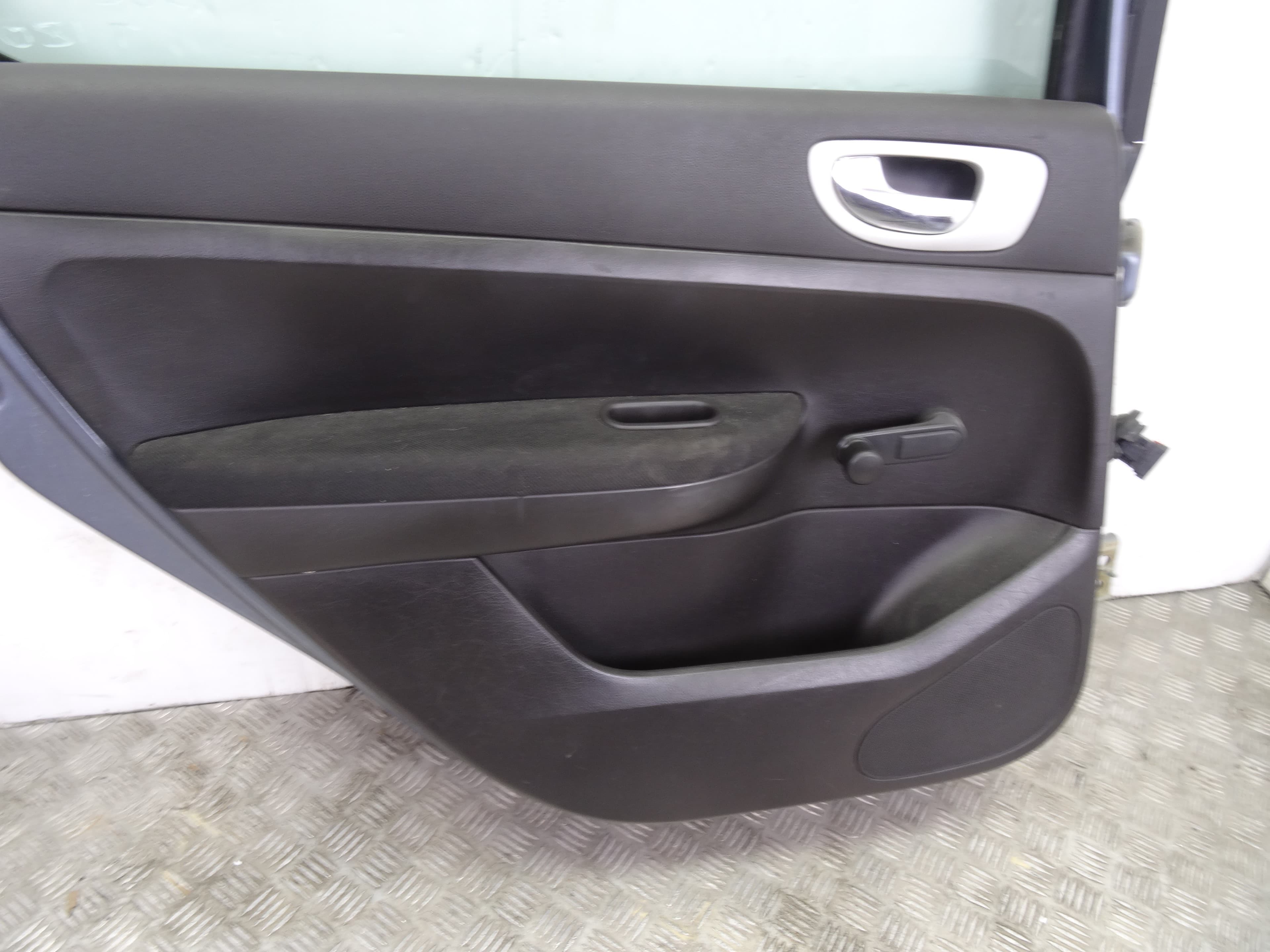 Puerta trasera izquierda, Peugeot 307 Berlina (S2) X-Line 2006 usado 3