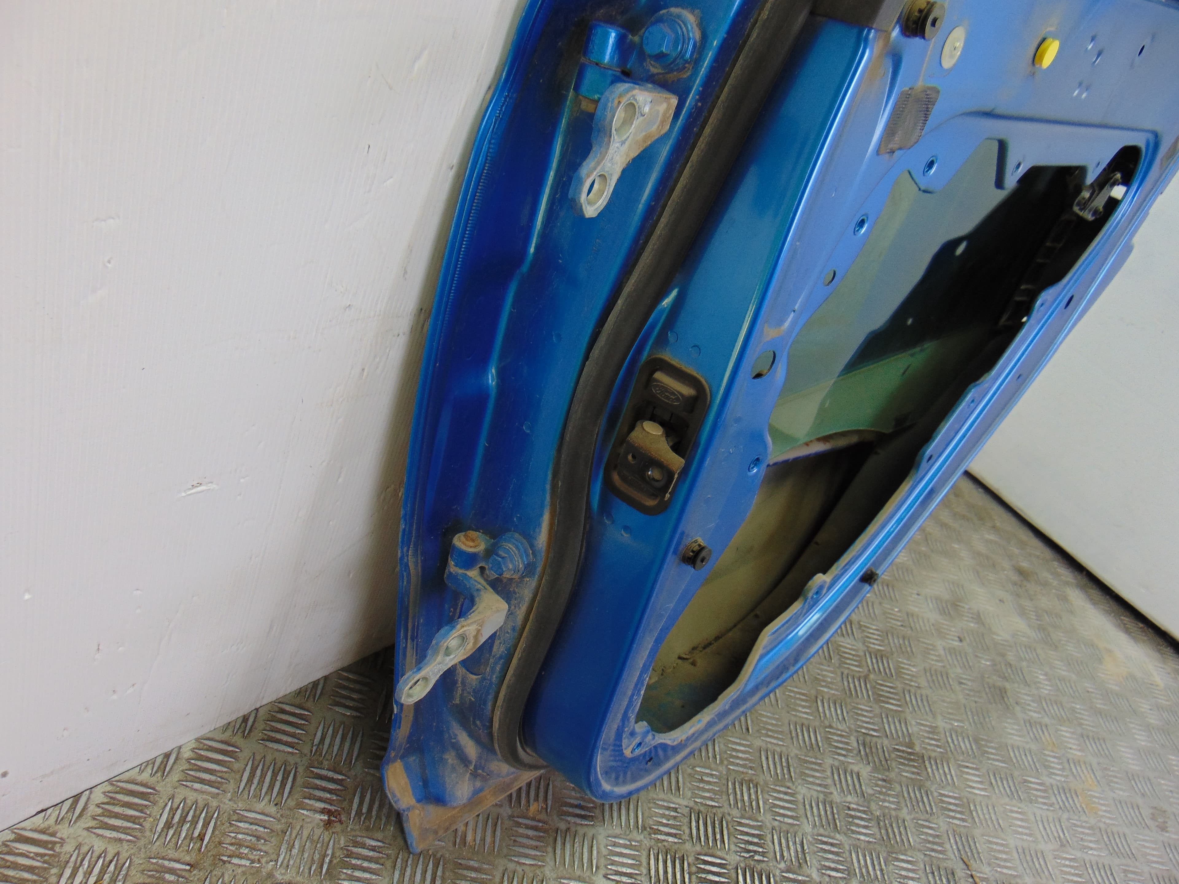 Puerta trasera derecha, Ford Focus Berlina (Cap) Trend 2005 usado 3