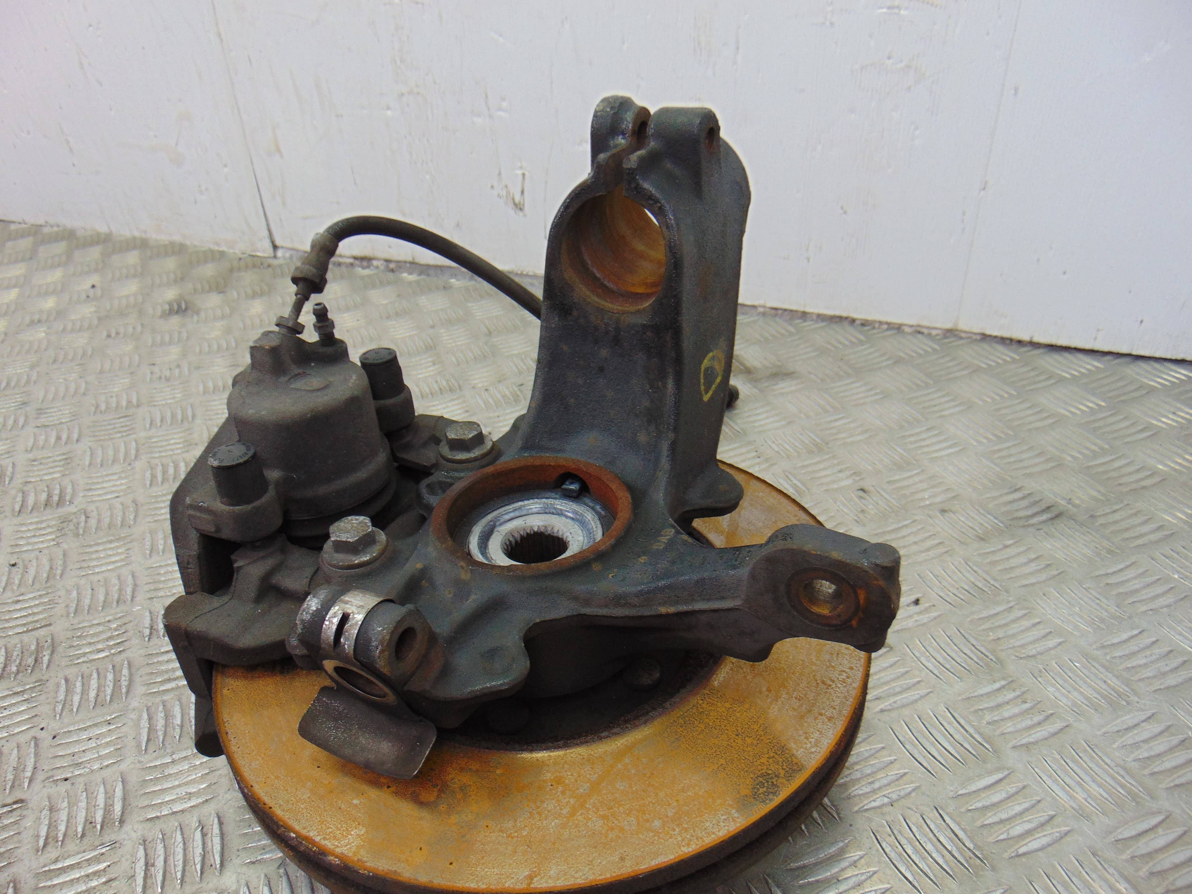 Mangueta delantera derecha, Ford Focus Berlina (CB8) Trend 2011 usado 3