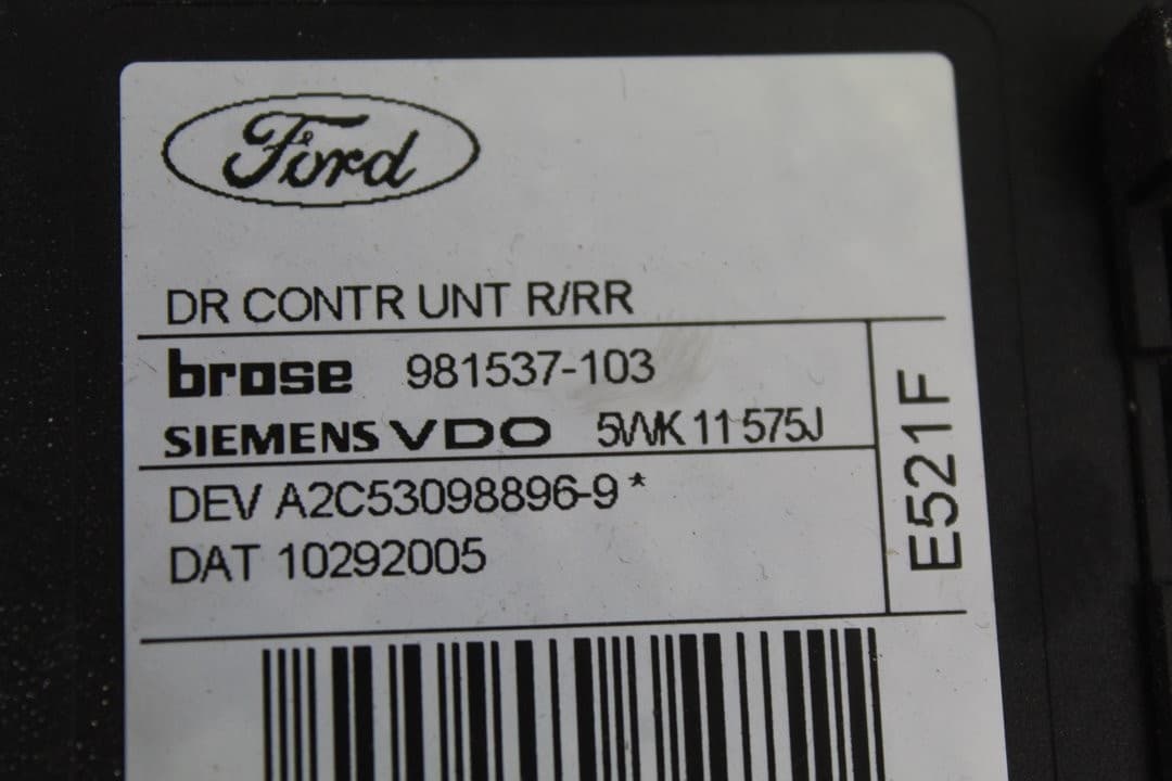 Elevalunas trasero derecho, Ford Focus Berlina (Cap) Trend 2005 usado 3