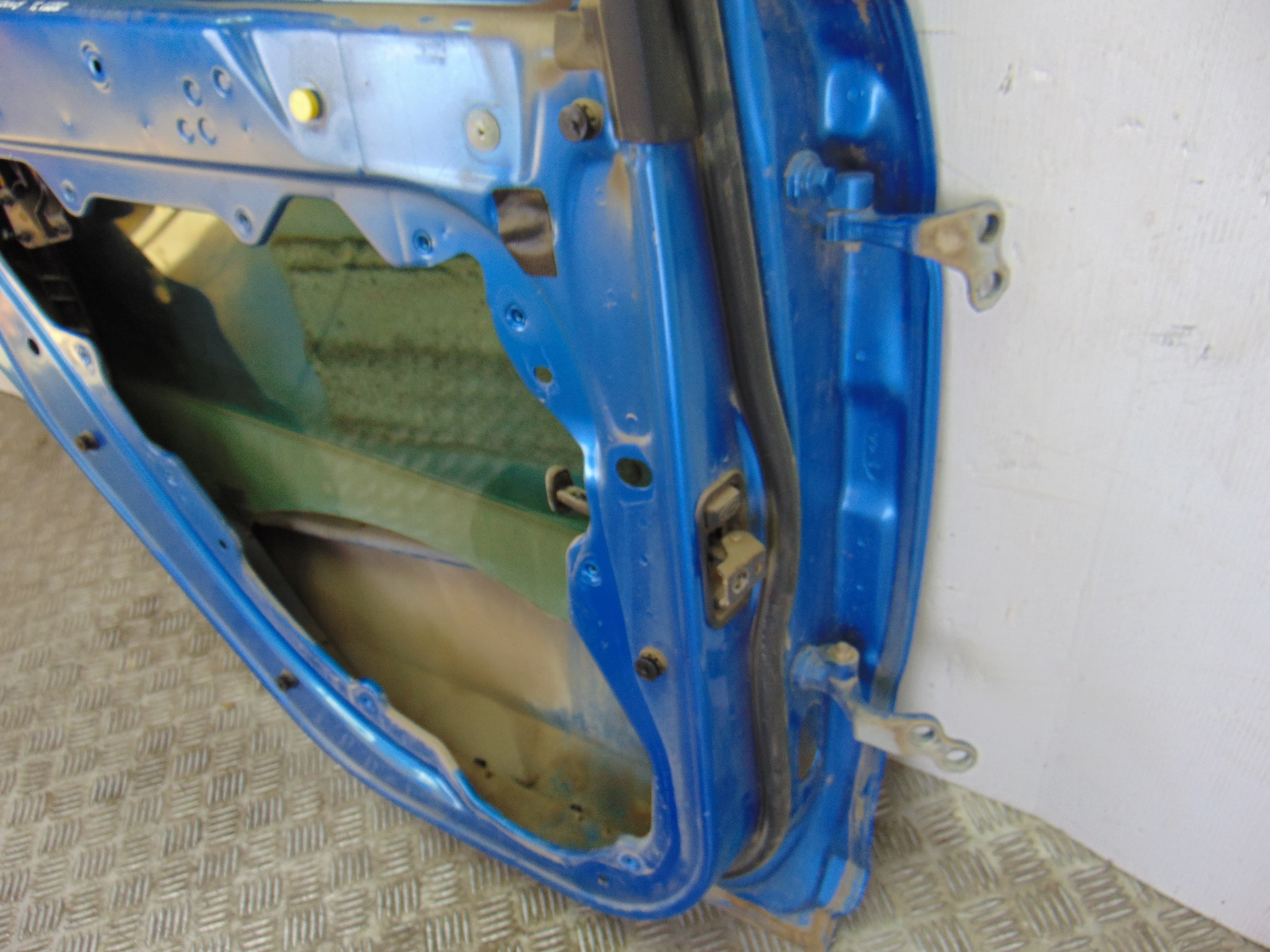Puerta trasera izquierda, Ford Focus Berlina (Cap) Trend 2005 usado 3