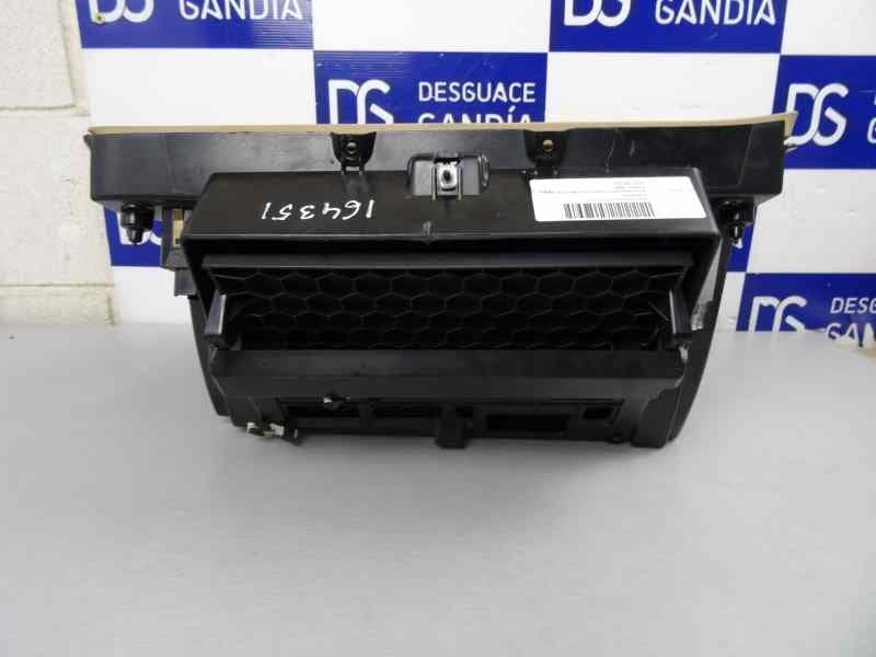 Guantera, Volkswagen Passat Berlina (3C2) Highline 2008 usado 4