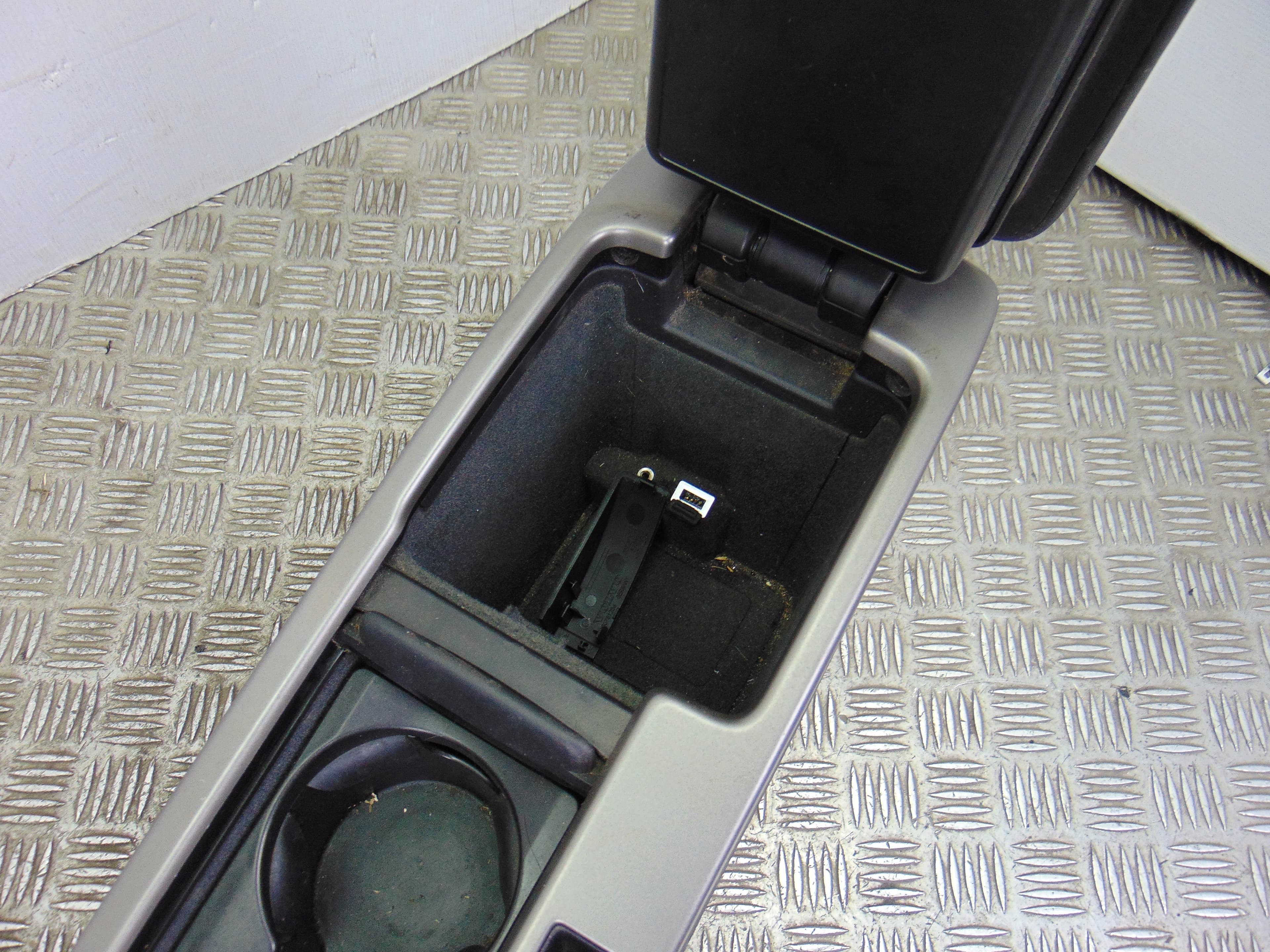 Apoyabrazos central, Volvo V50 Familiar D4 Kinetic 2011 usado 4