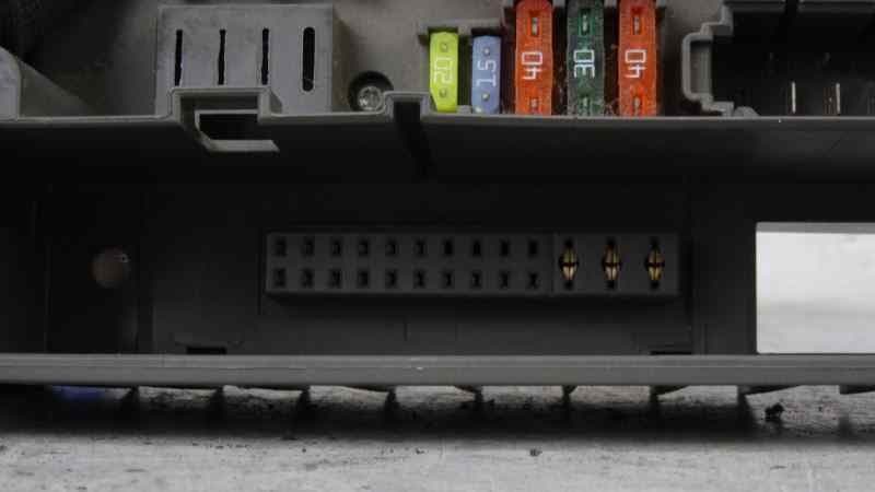 Caja reles / fusibles, 693169003 usado 4