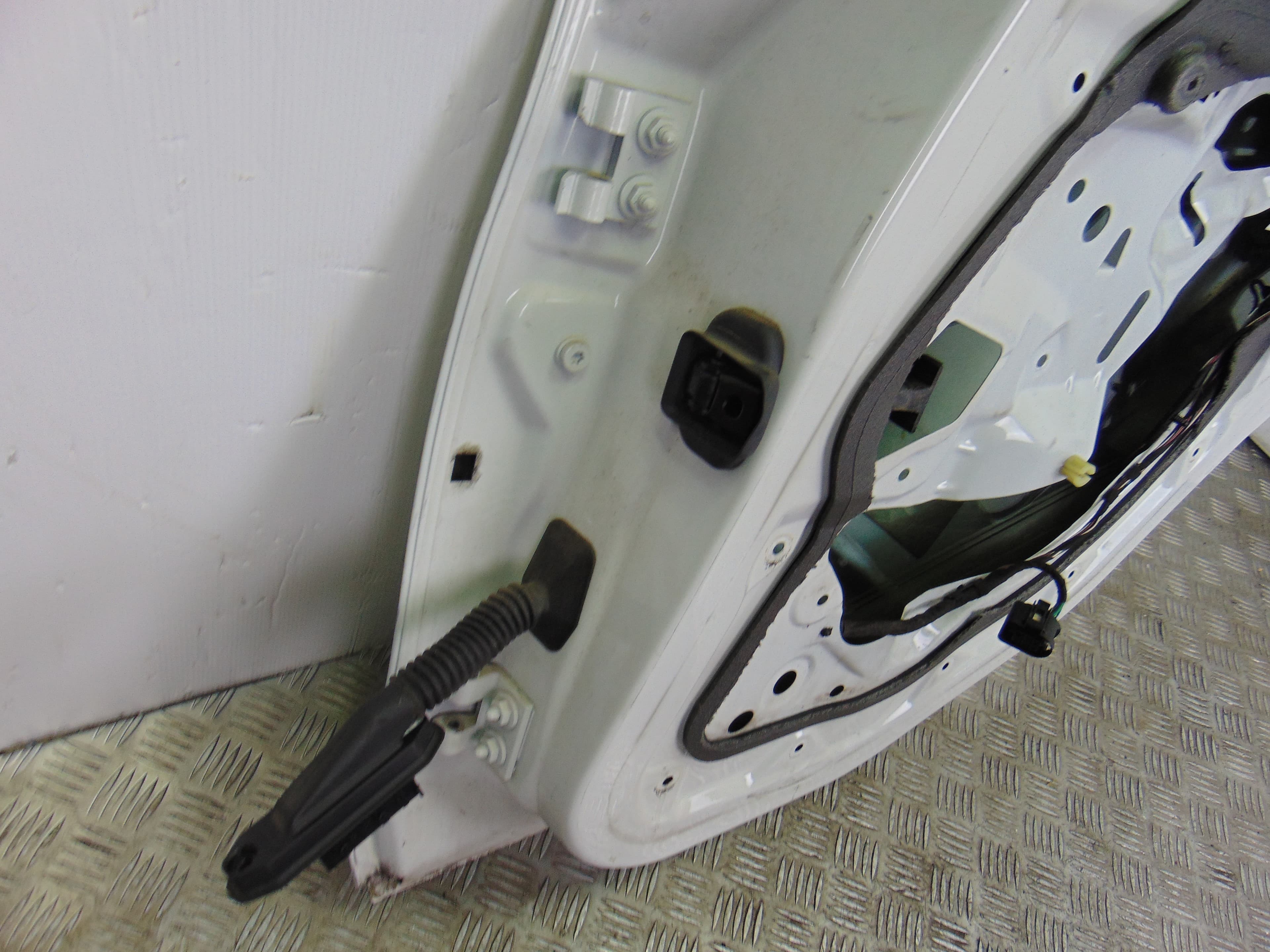 Puerta trasera derecha, BMW Serie 1 Berlina (E81/E87) 118d 2007 usado 4