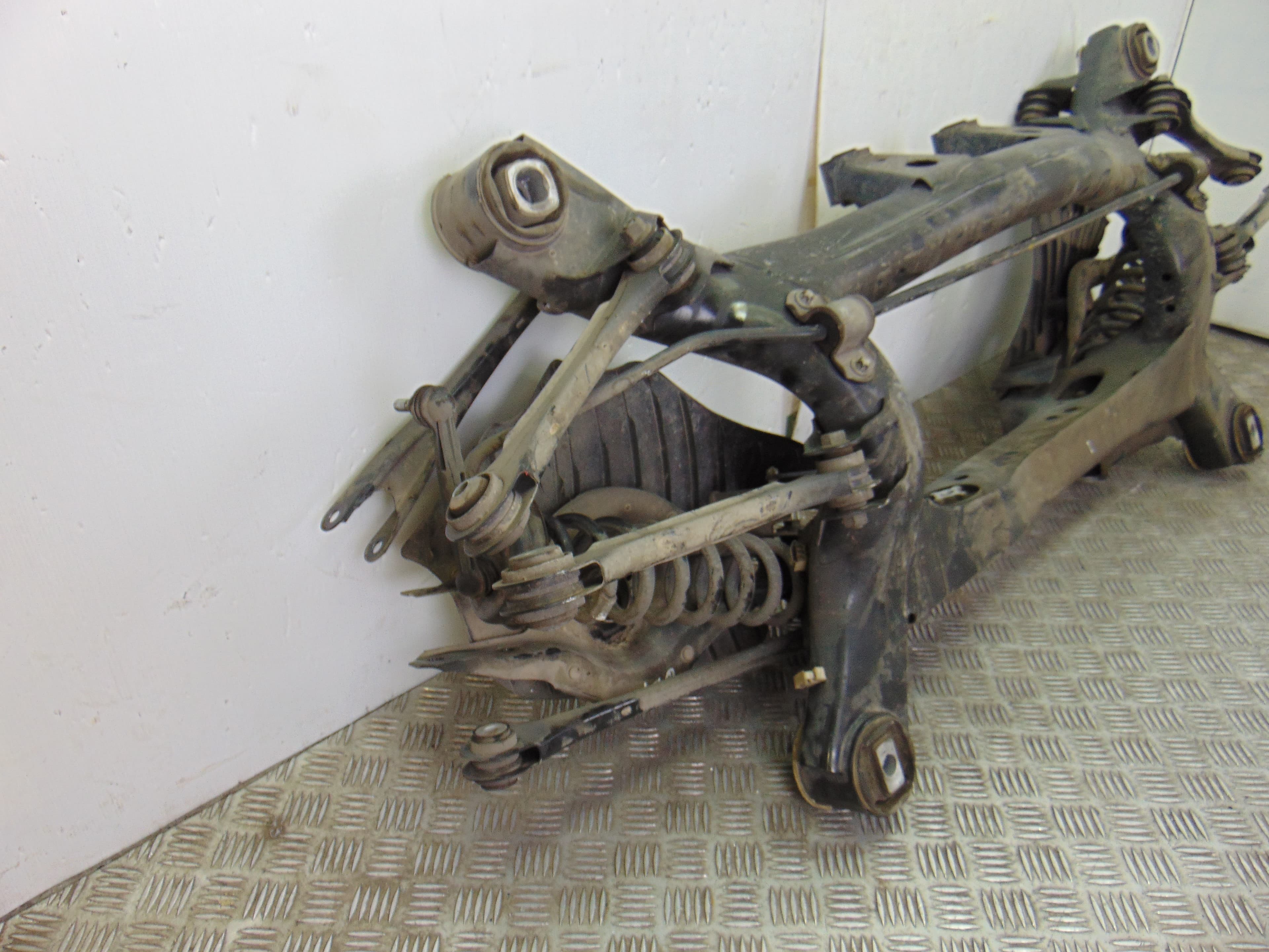 Puente trasero, BMW Serie 3 Touring (F31) 318d 2014 usado 4