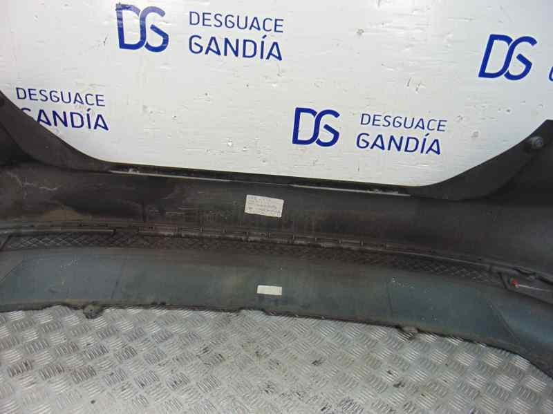 Paragolpes trasero usado 4