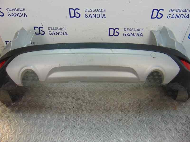 Paragolpes trasero usado 4