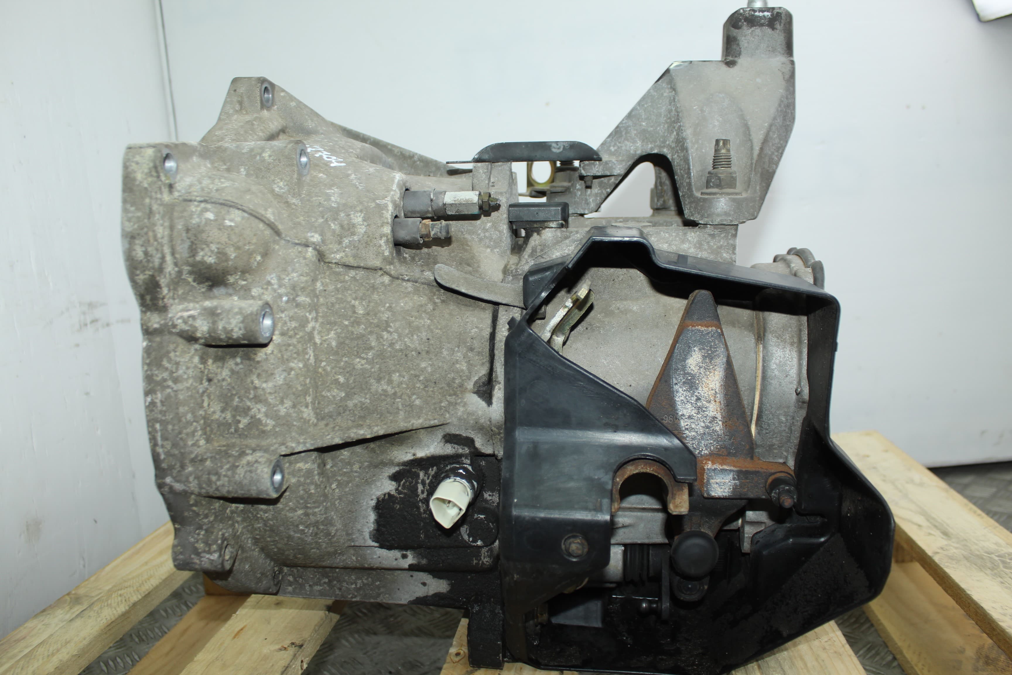 Caja cambios, Ford Focus Berlina (Cak) Ambiente 1998, XS4R7002AD usado 4