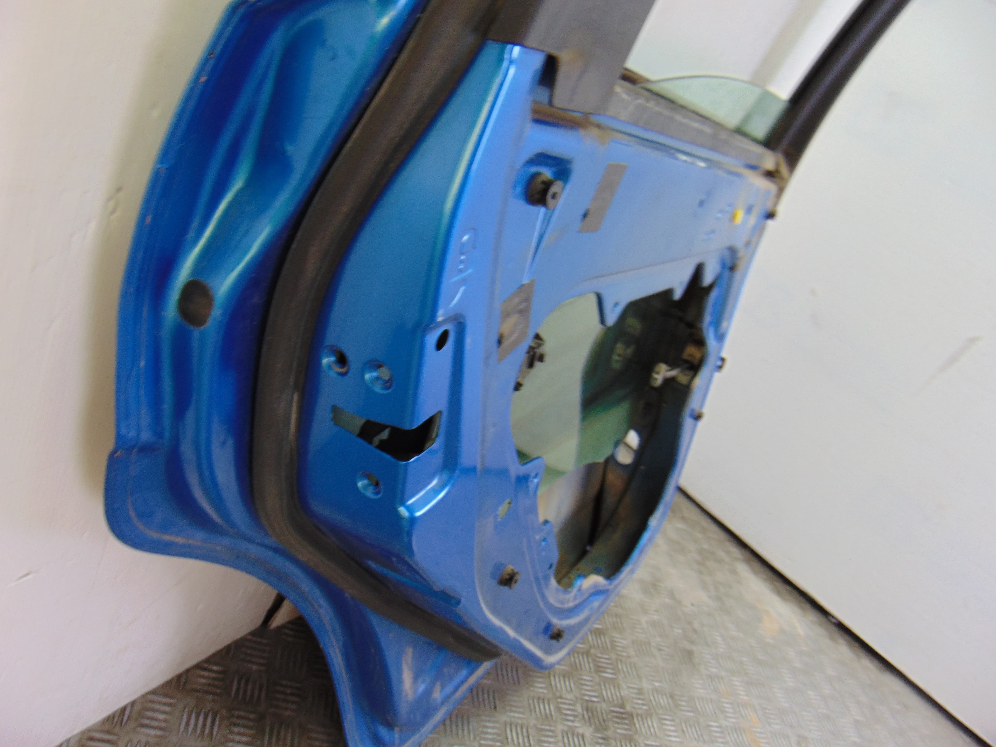 Puerta trasera izquierda, Ford Focus Berlina (Cap) Trend 2005 usado 5