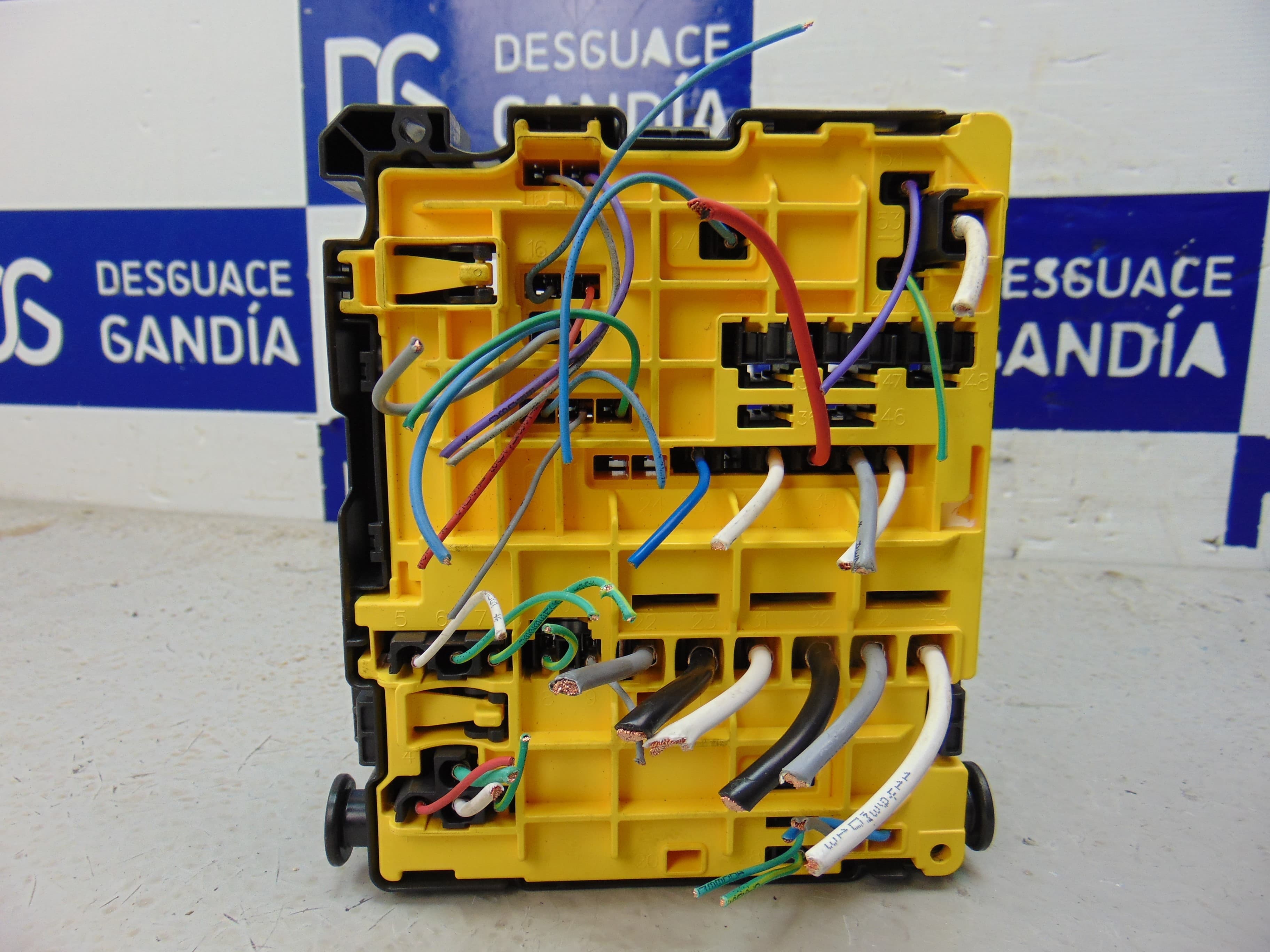 Caja reles / fusibles, Citroen C4 Cactus Feel 2014, 9804848480 usado 6