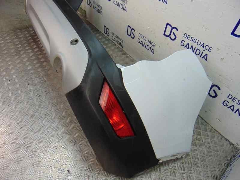 Paragolpes trasero usado 7
