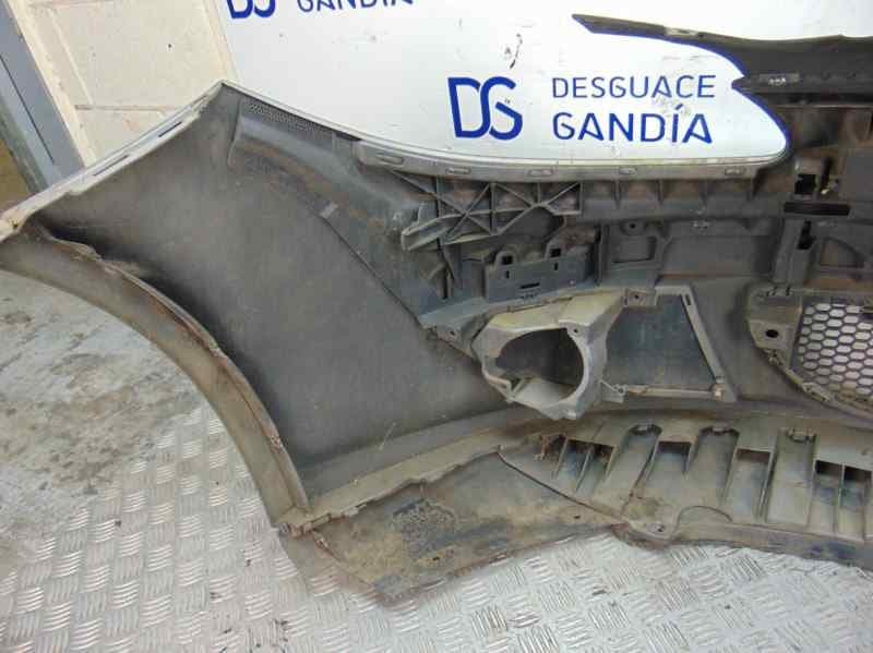Paragolpes delantero usado 8