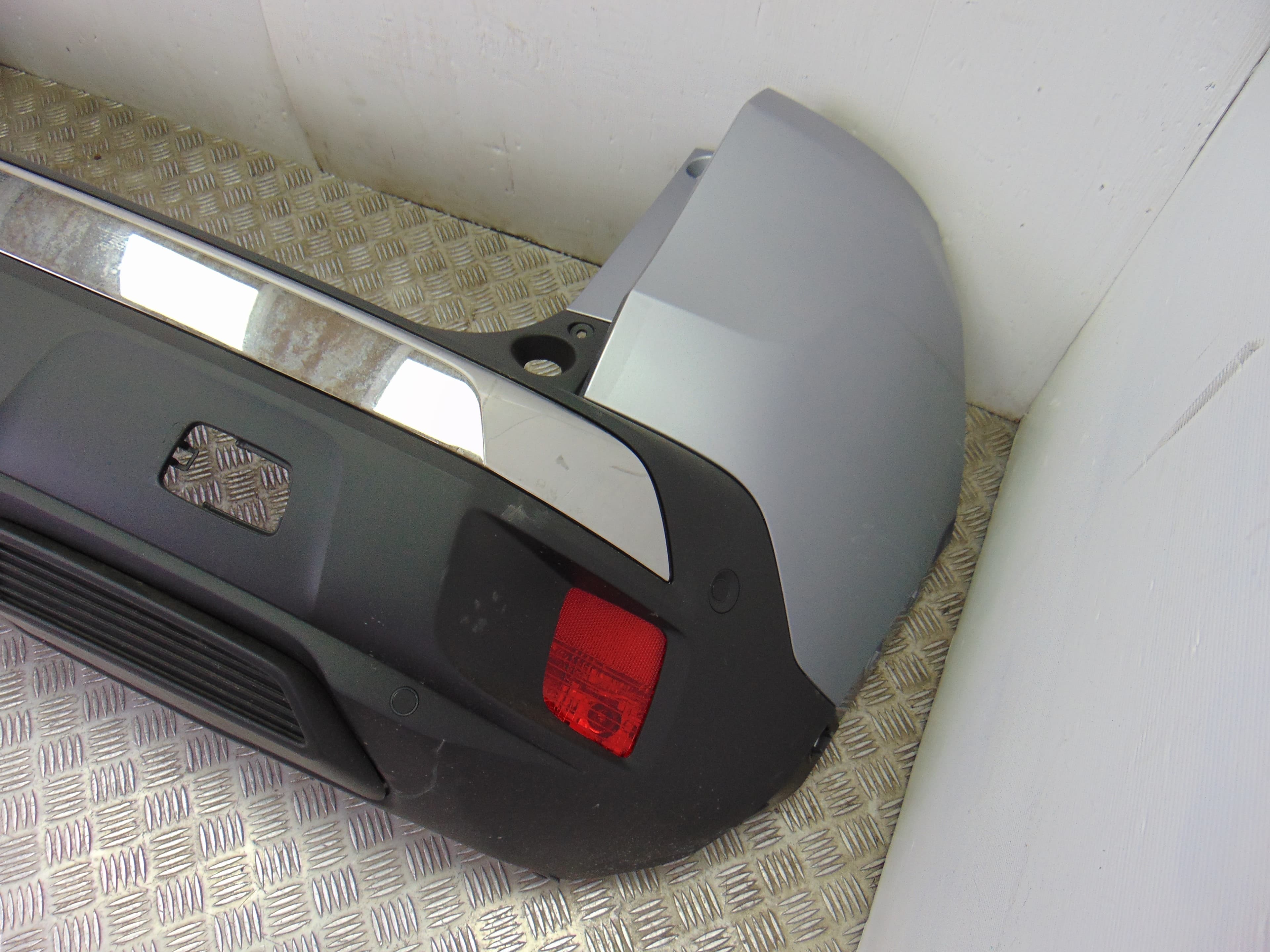Paragolpes trasero nuevo 8