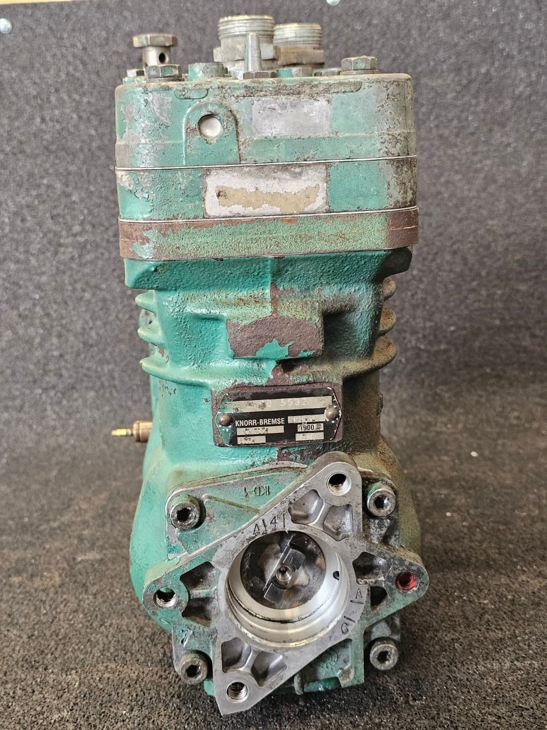 Compresor de Aire Volvo D7 Bus B7R Volvo 21040143 usado 3