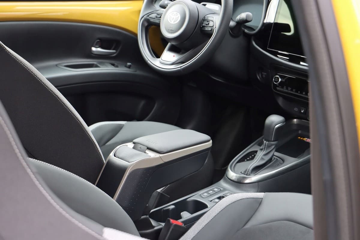 Reposabrazos para Toyota Aygo X, 2025- , Gris Titanio nuevo 3