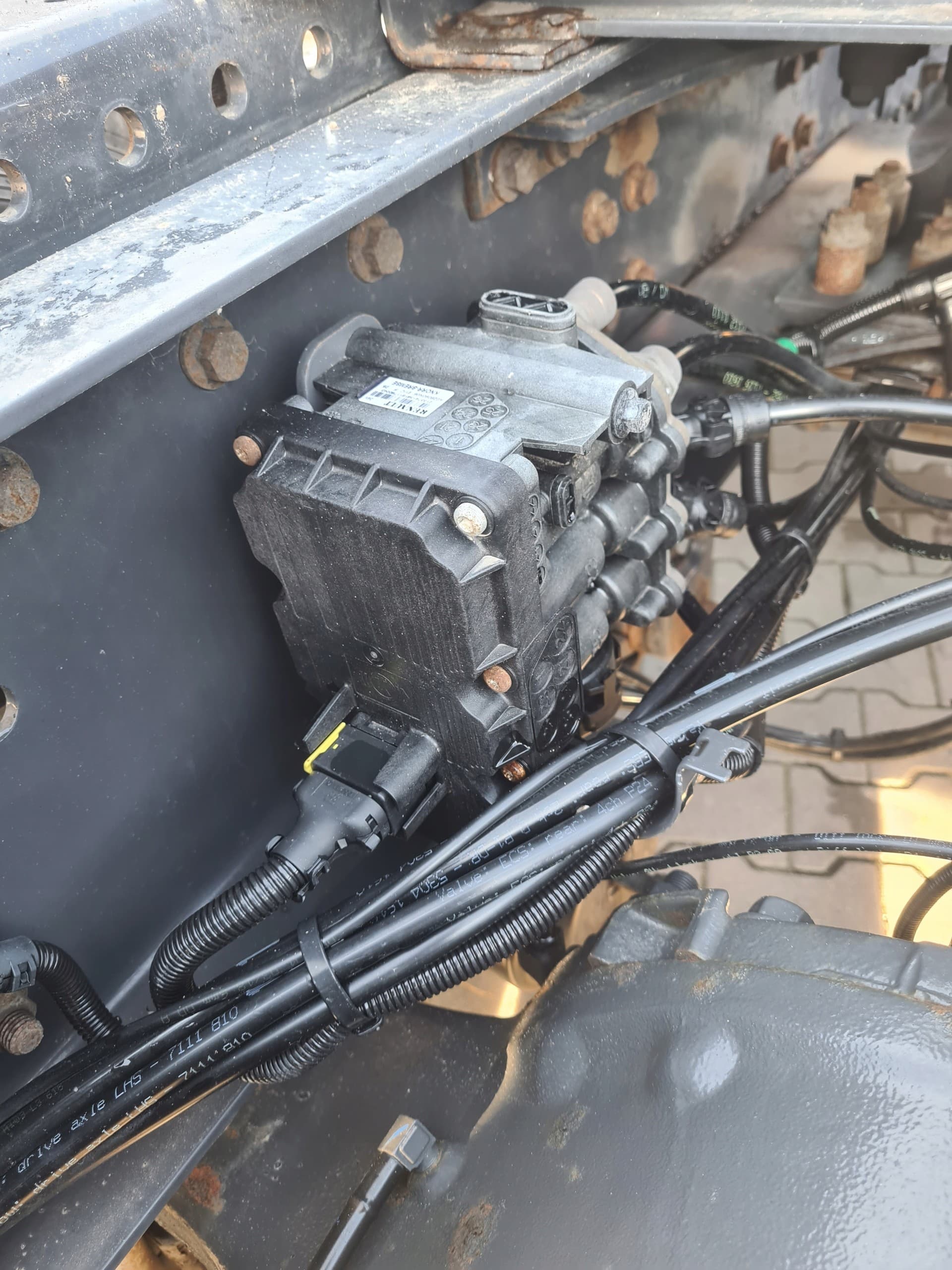 Válvula de suspensión neumática Ecas 6x2 Renault Gama T C K usado 2