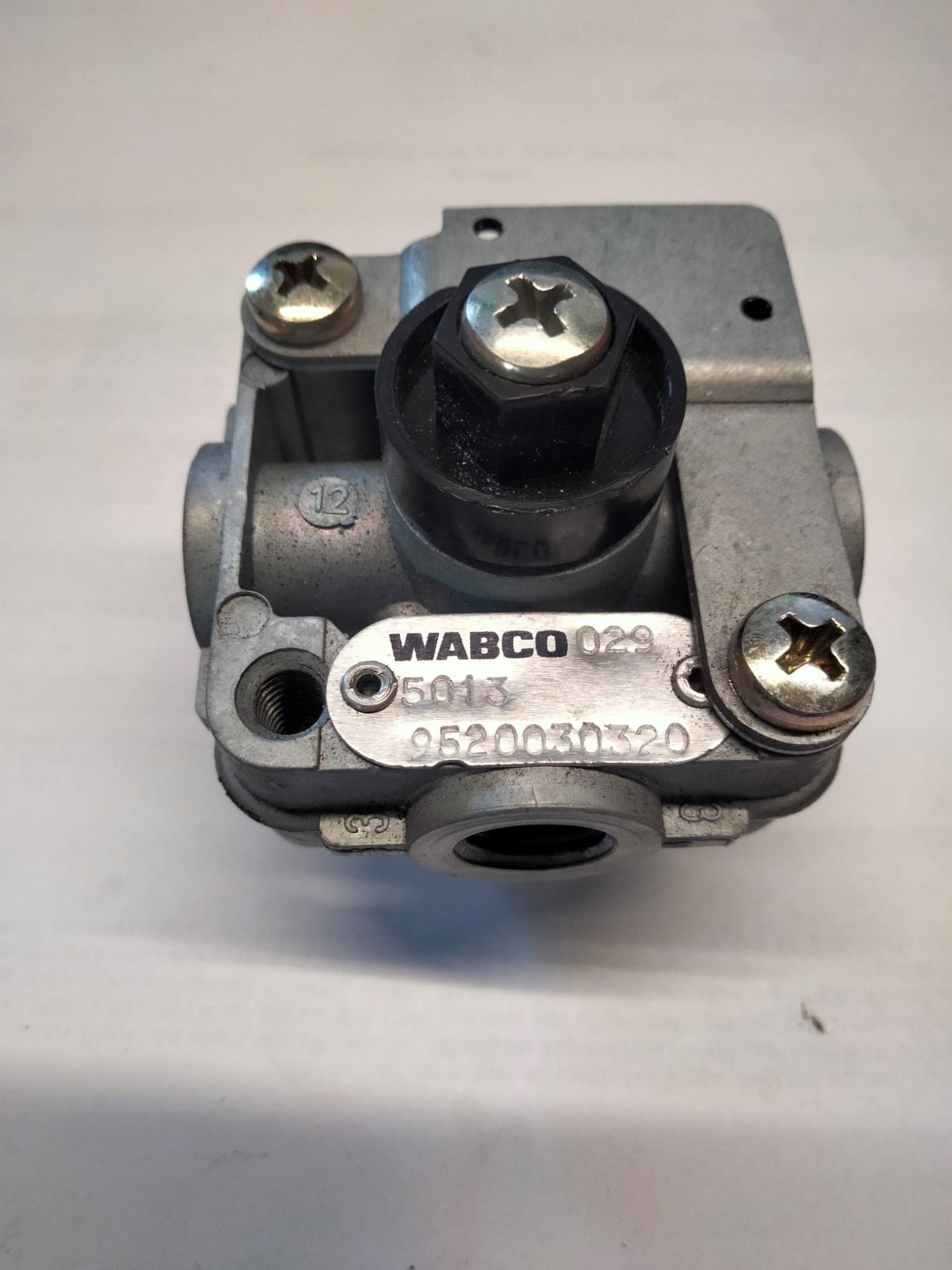 Válvula multivía Wabco 9520030320 nuevo