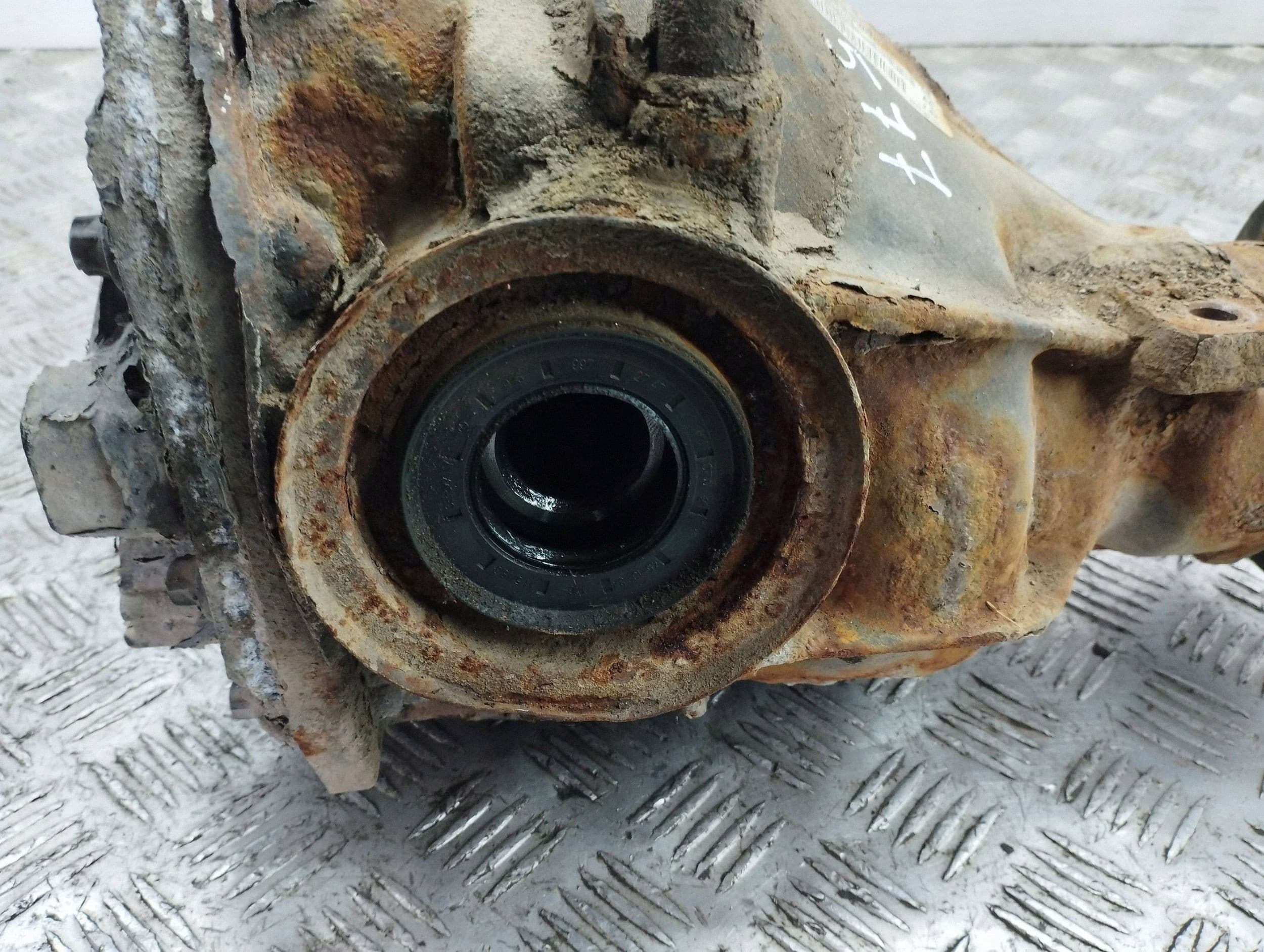 Diferencial trasero Chrysler 300 - 300C P04678032AA usado 3