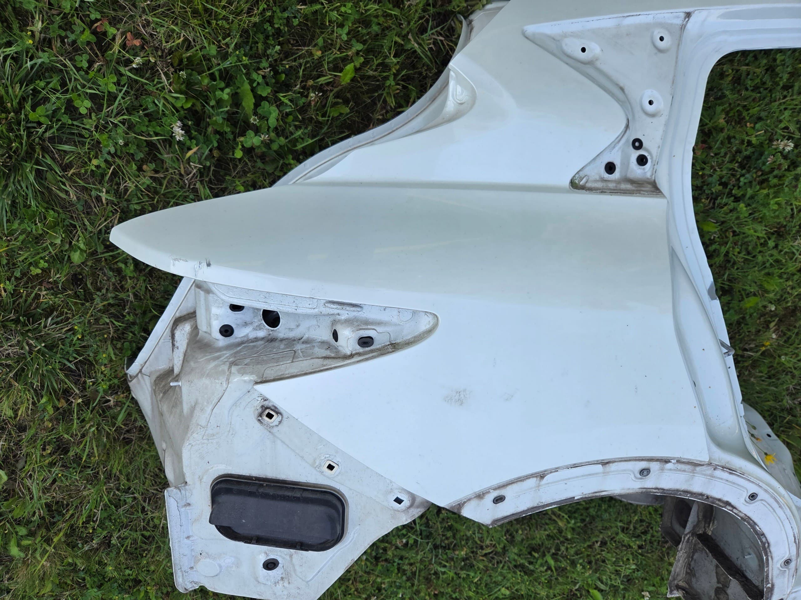 Aleta Trasera Derecha Blanco Perla Qab Infiniti Q30 QX30 usado 4