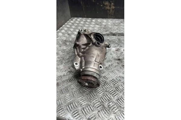 Reductor delantero BMW 281 gasolina 275kW 2020 usado 4