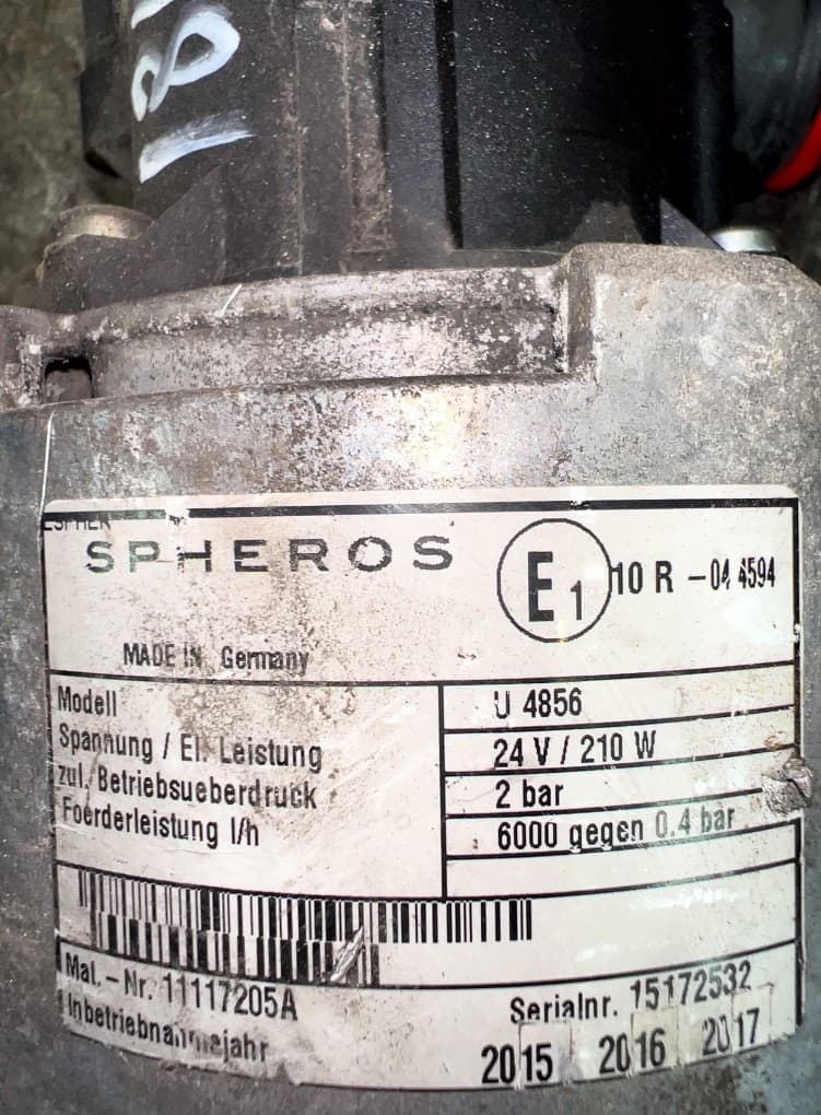70347596 Volvo Bomba de circulación de refrigerante usado 2