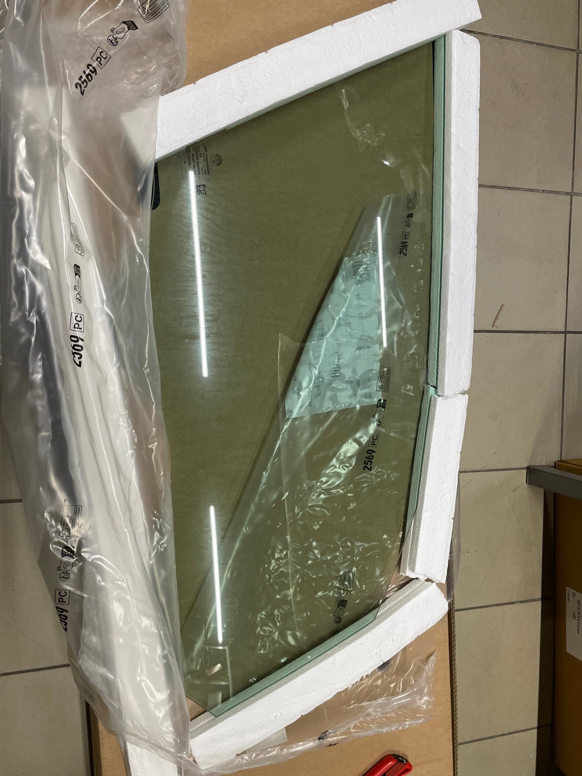 Cristal de Puerta Delantera Derecha nuevo 4