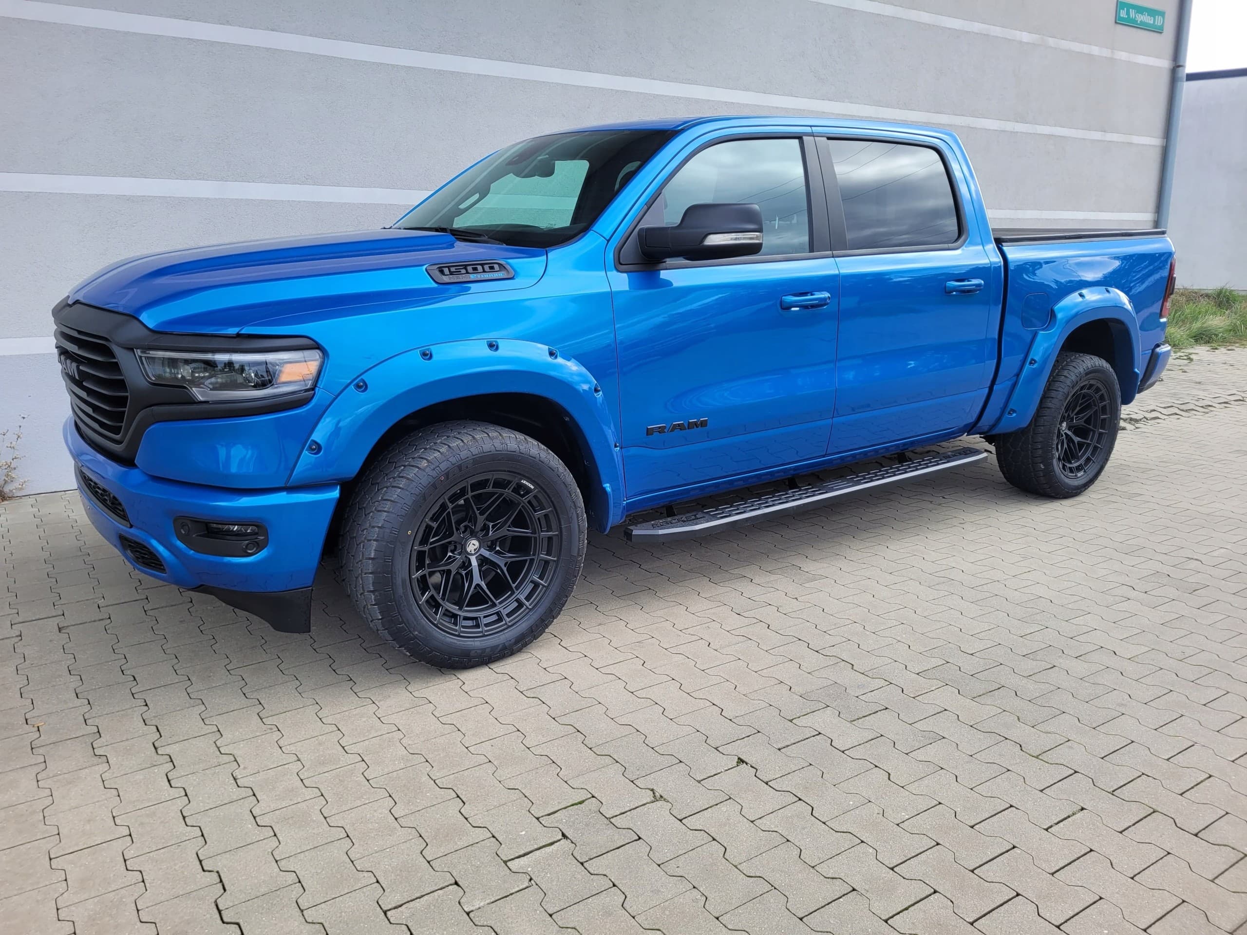 Estribos Planos Dodge Ram 1500 2019 - 2024 6 Pulgadas Rocket nuevo 2
