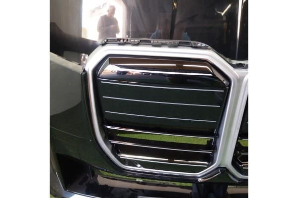 Parachoques delantero BMW G70 Lci usado 9