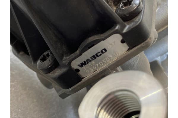 Válvula de 6 vías Iveco Stralis 9347050210 usado 3
