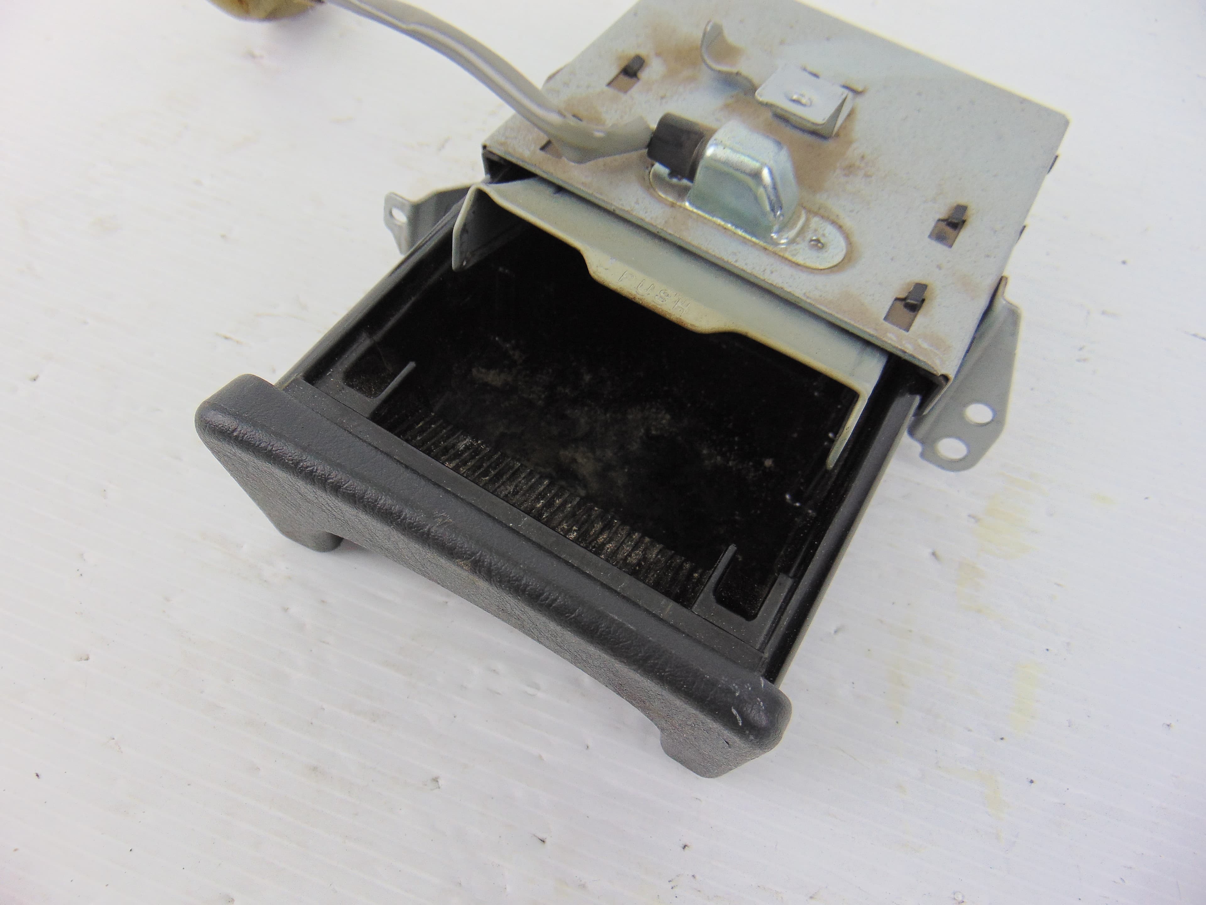 Cenicero, Toyota RAV4 (A2) 2.0 D-4D Sol 4X4 (2003- ) 2004 usado 3