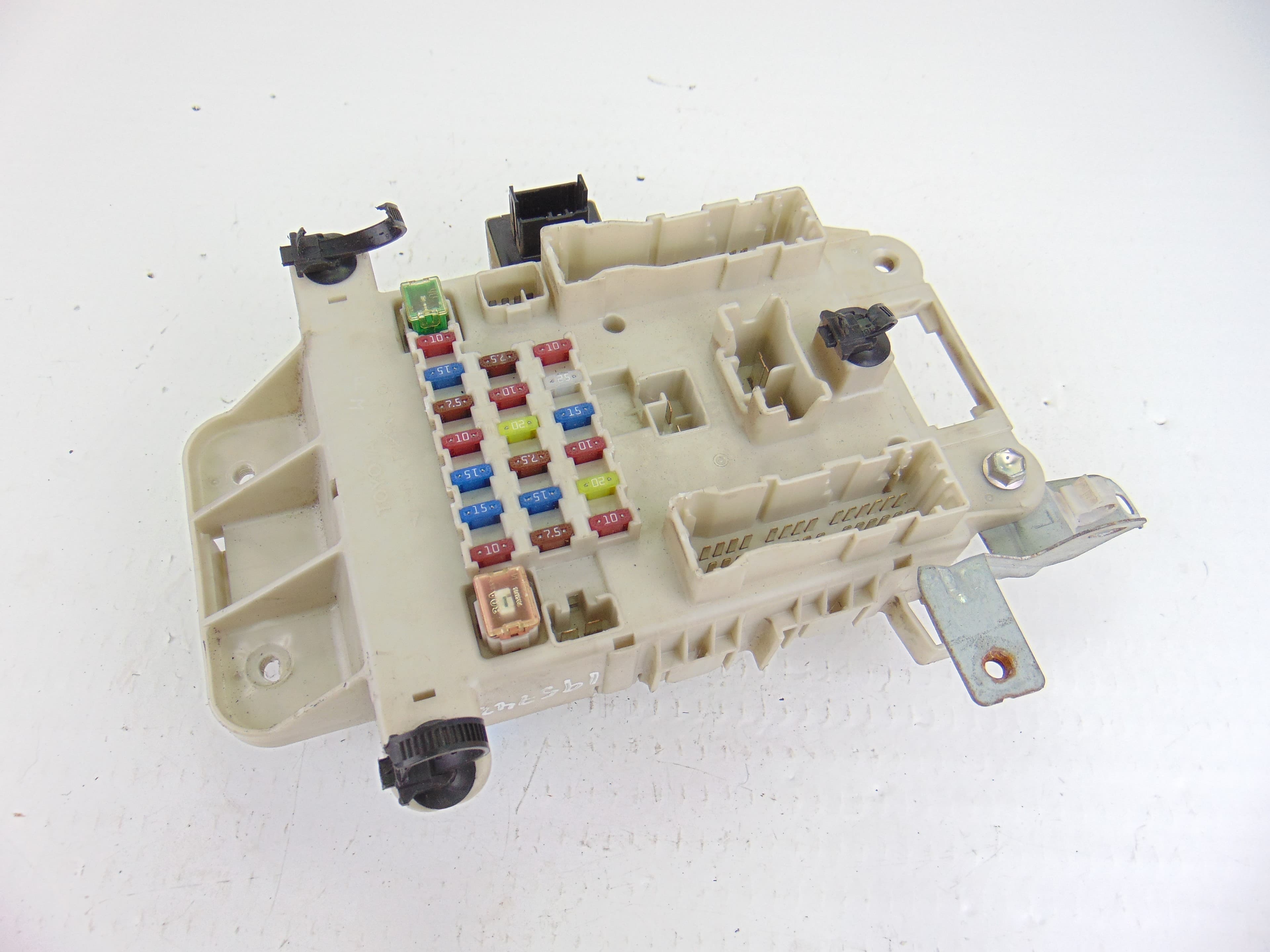Caja reles / fusibles, Toyota RAV4 (A2) 2.0 D-4D Sol 4X4 (2003- ) 2004 usado 3