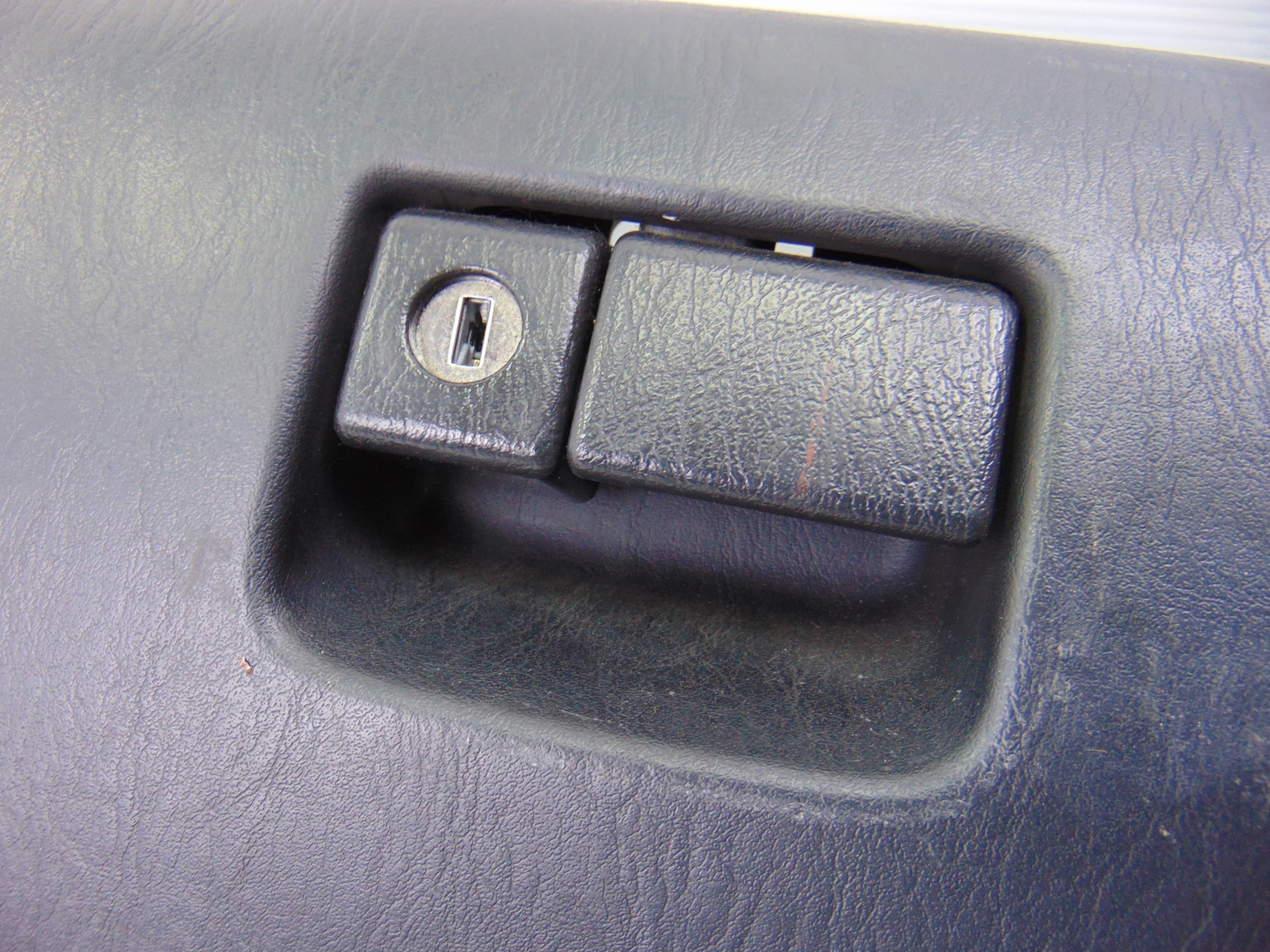 Guantera, Toyota RAV4 (A2) 2.0 D-4D Sol 4X4 (2003- ) 2004 usado 5