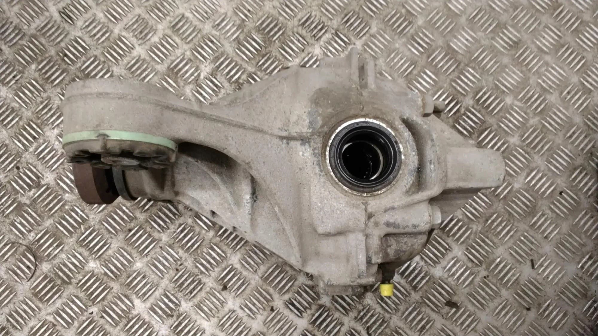 Reductor trasero Jaguar XE (X760) 2.0L diésel 132kW 2015 usado