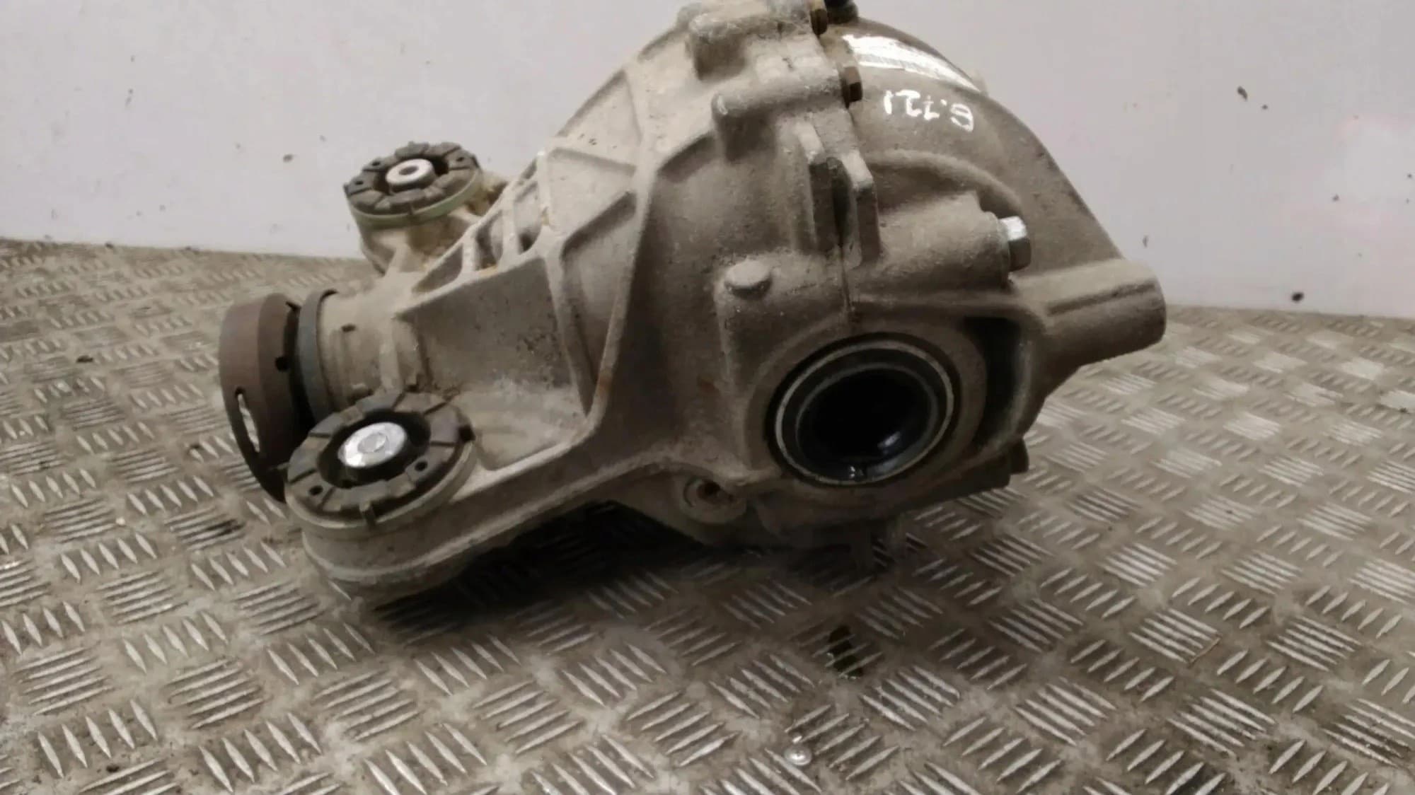 Reductor trasero Jaguar XE (X760) 2.0L diésel 132kW 2015 usado 2