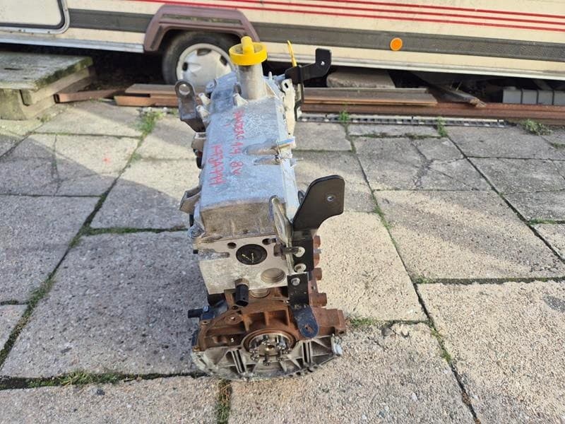 Motor post bloque cabeza Dacia Sandero 1.4 8V K7JA714 usado 2