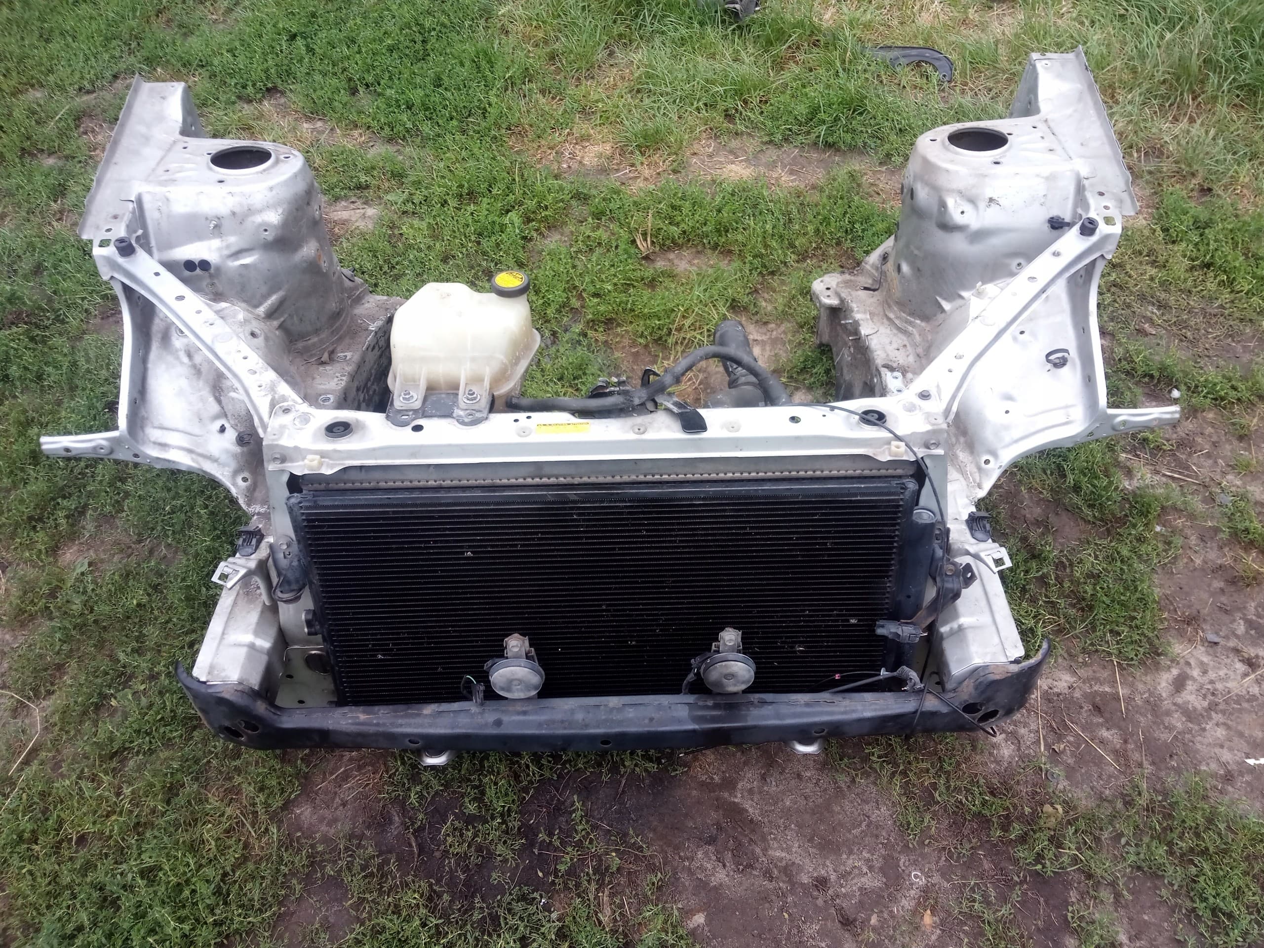 Toyota RAV4 II 00-05 2.0 D-4D 116CV viga soporte radiador usado