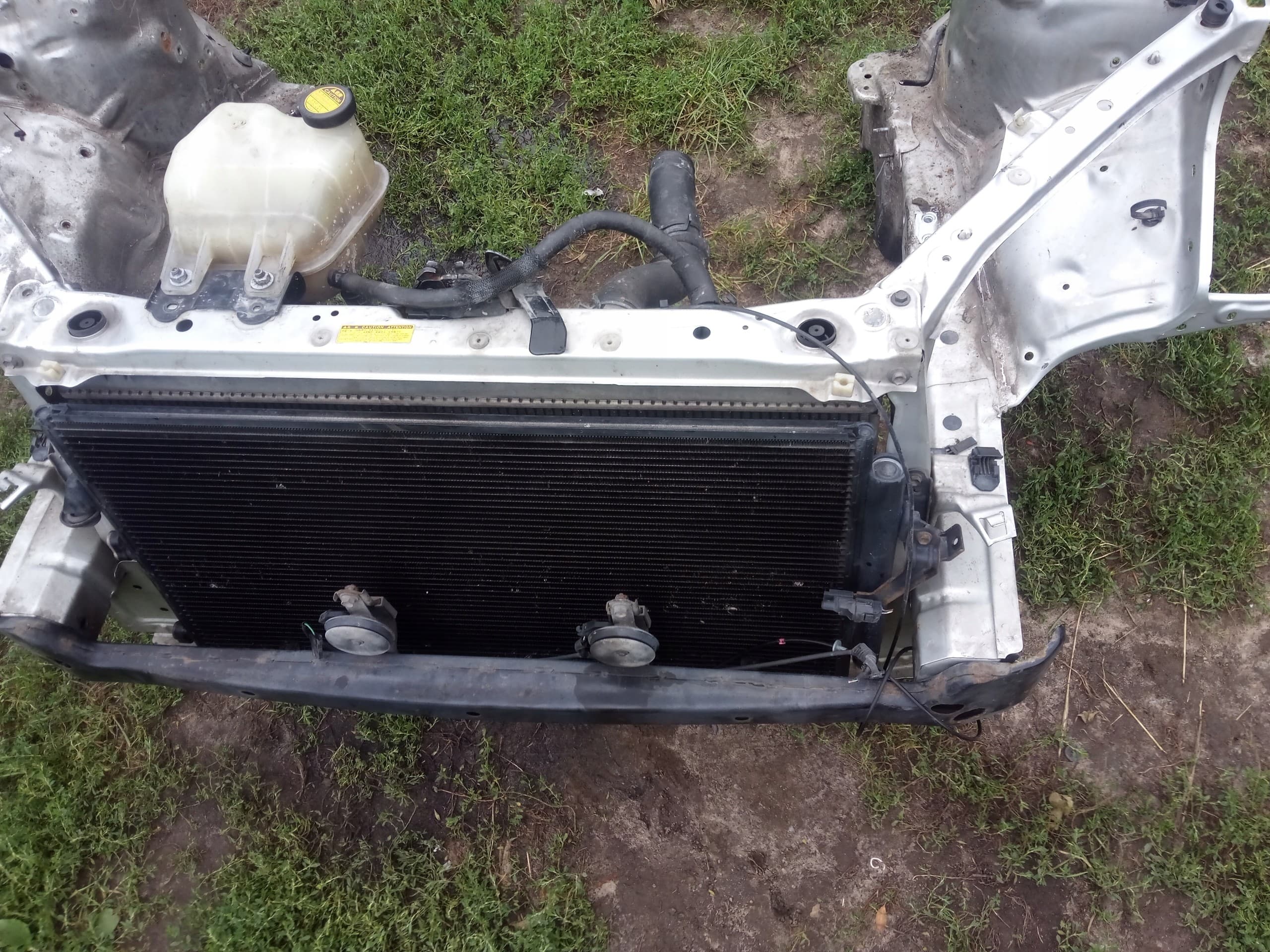 Toyota RAV4 II 00-05 2.0 D-4D 116CV viga soporte radiador usado 3