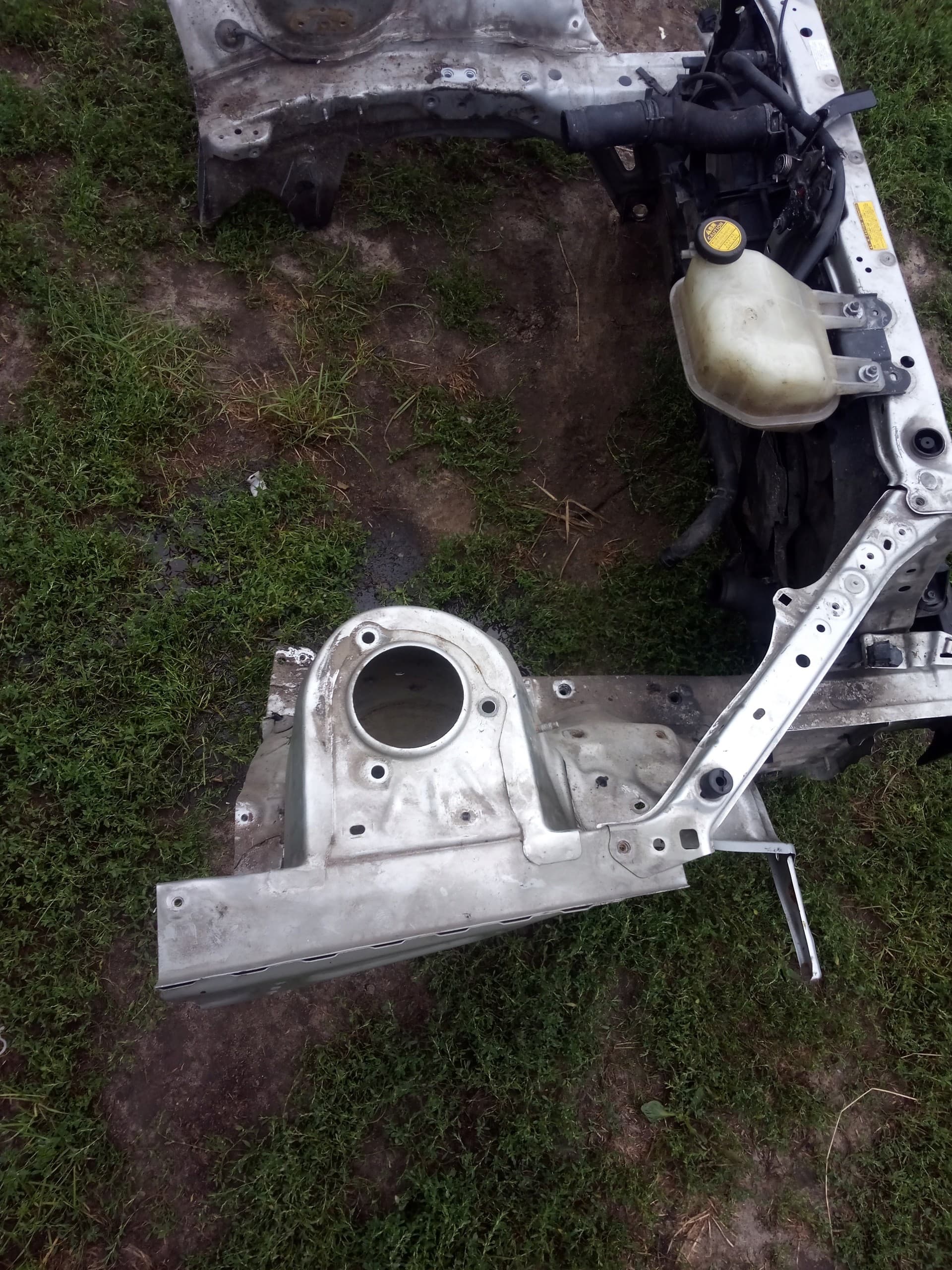 Toyota RAV4 II 00-05 2.0 D-4D 116CV viga soporte radiador usado 6