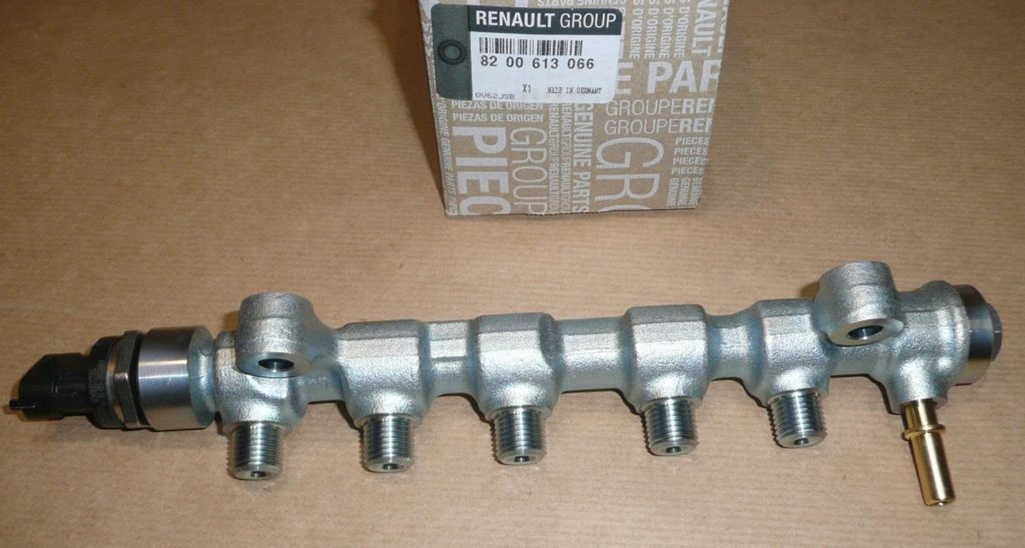 Rampa de Inyección R Hit II 2.5DCI 8200613066 nuevo