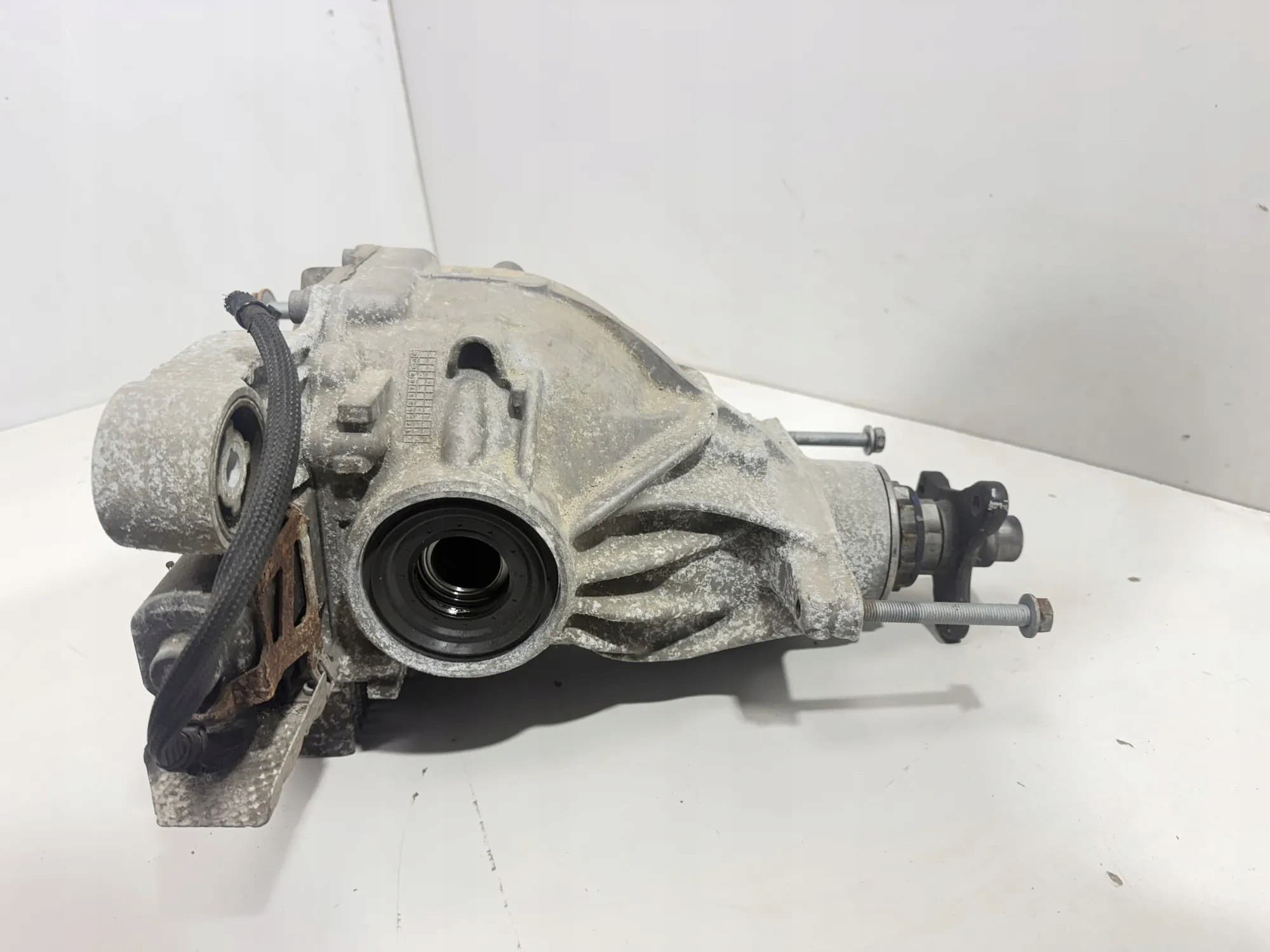Reductor trasero BMW 8686984 4.4L gasolina 390kW 2018 usado 4