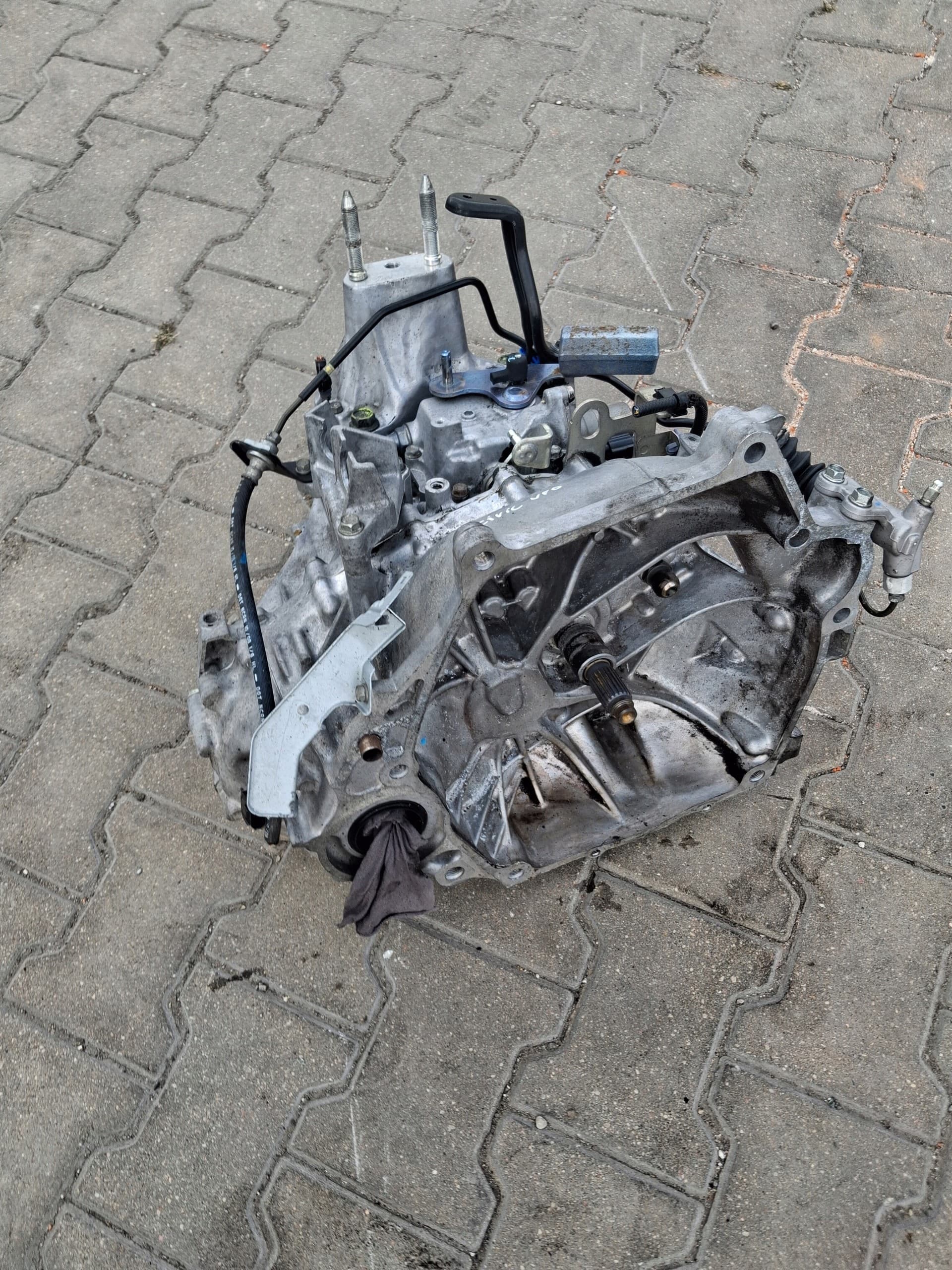 Caja de cambios Honda Civic Viii Ufo Splm usado 2