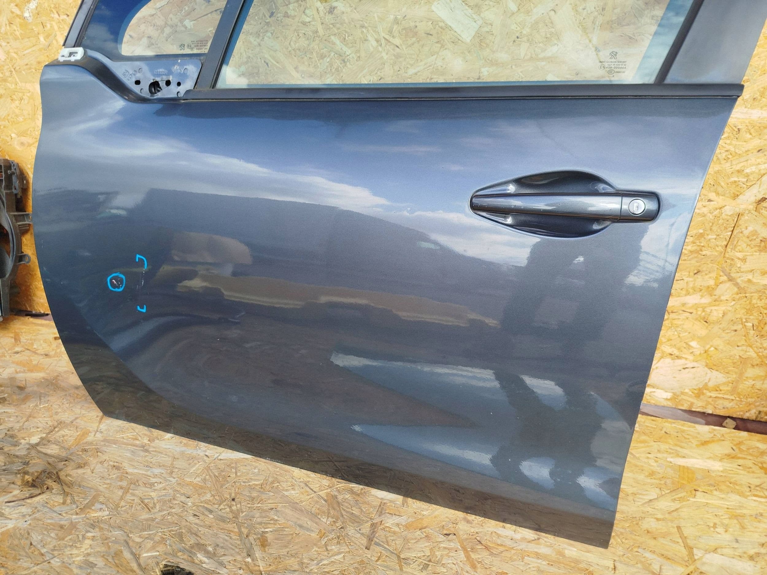 Puerta Delantera Izquierda (Lado Conductor) para Peugeot 208 I usado 2