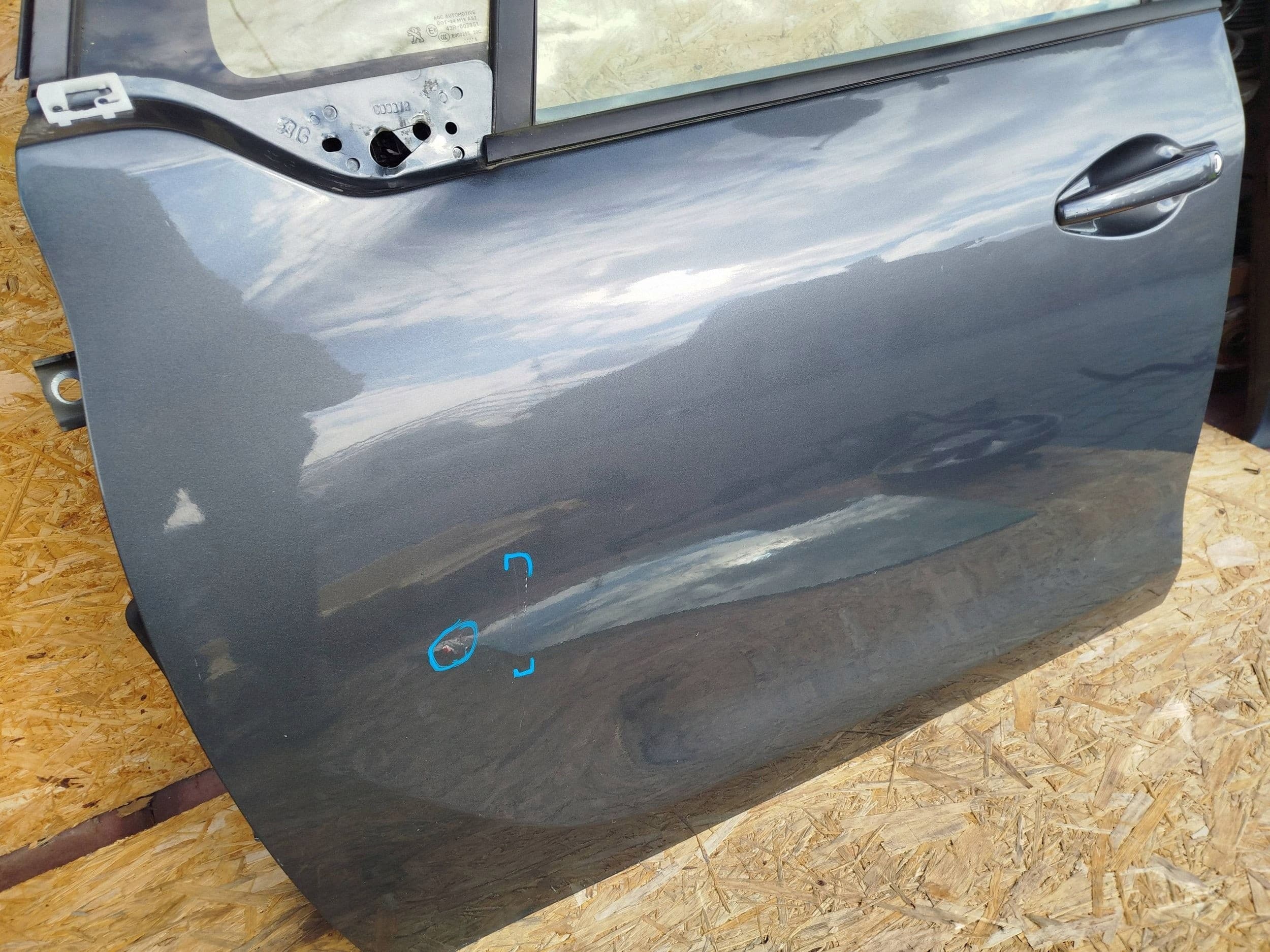 Puerta Delantera Izquierda (Lado Conductor) para Peugeot 208 I usado 3