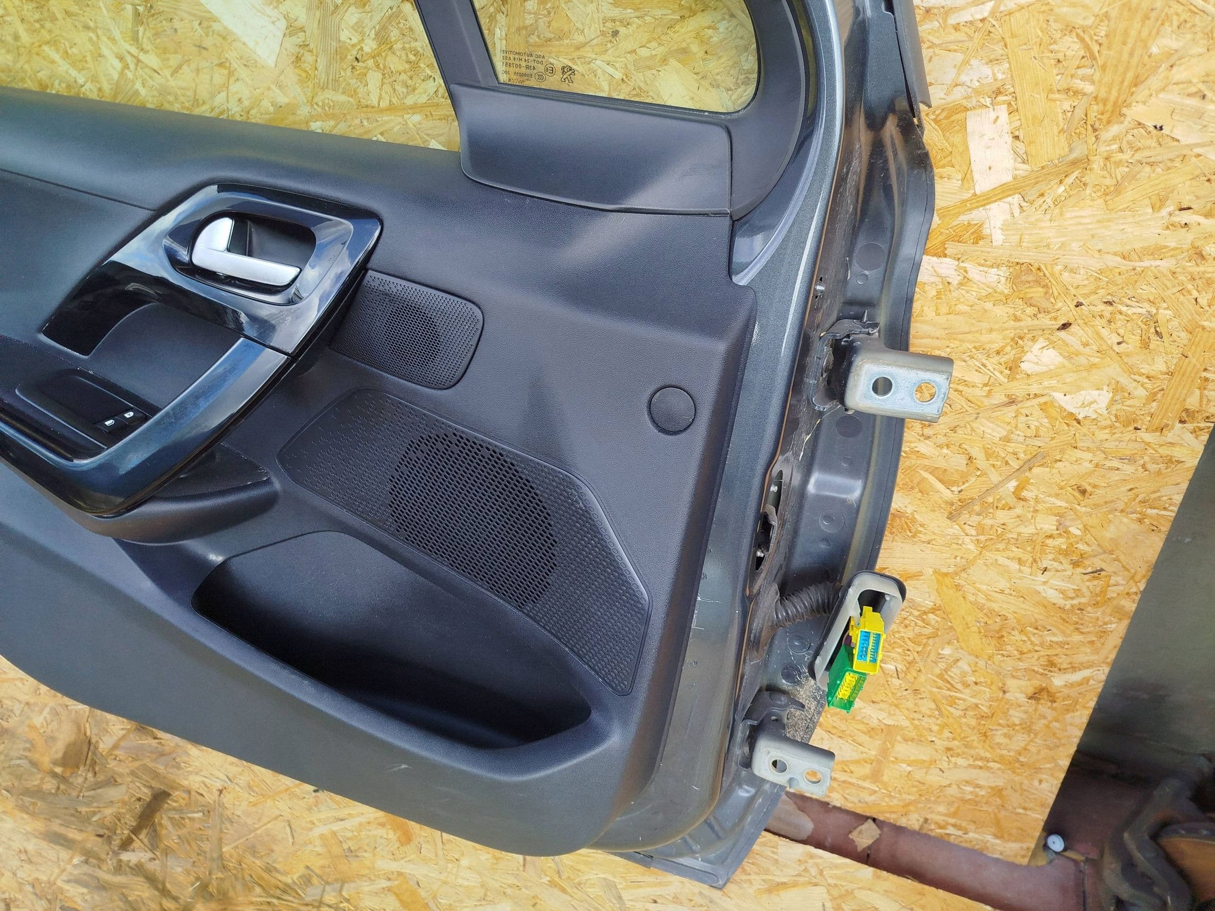 Puerta Delantera Izquierda (Lado Conductor) para Peugeot 208 I usado 10