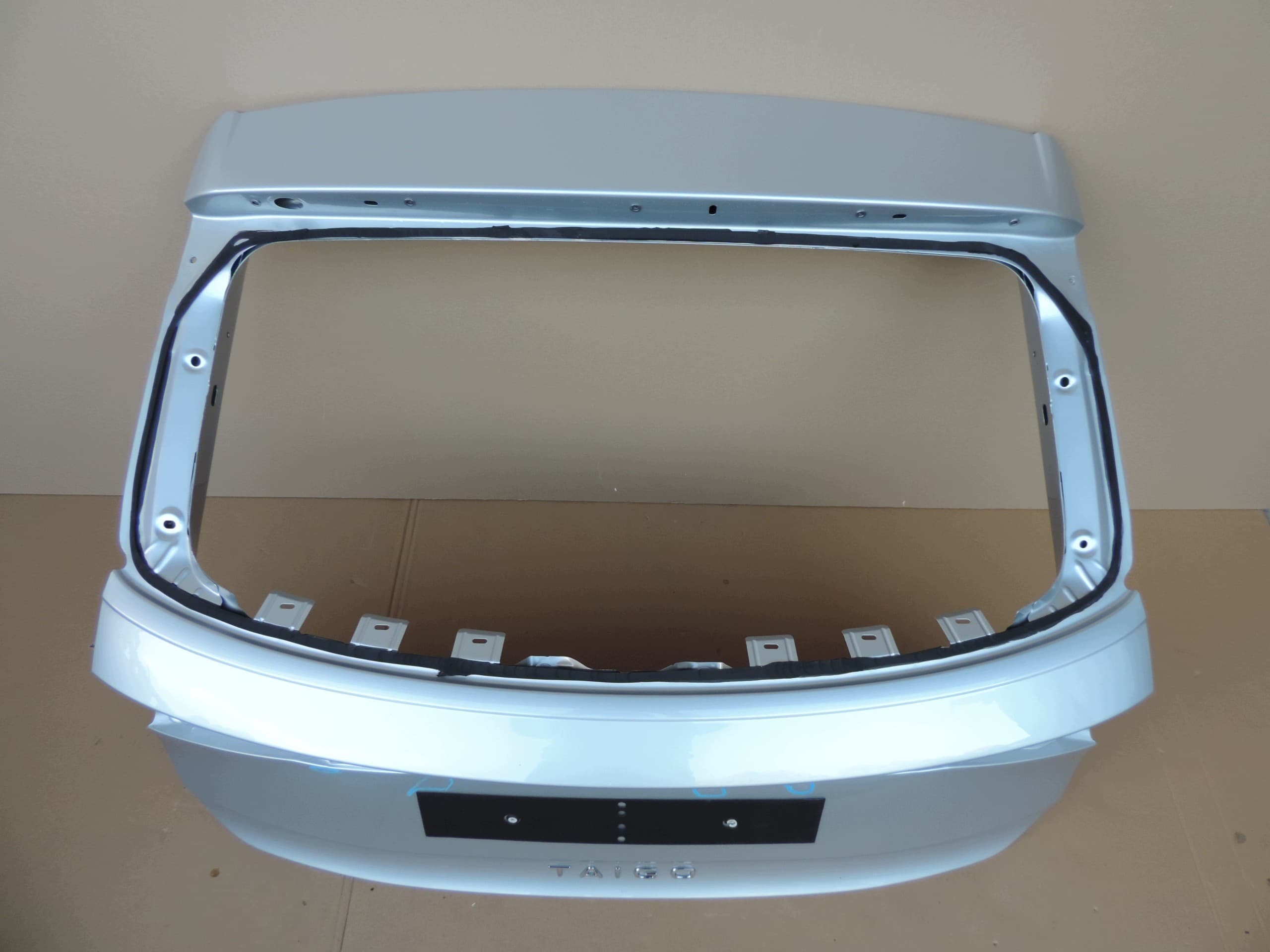 Portón trasero VW Taigo 2022-2023 nuevo 7