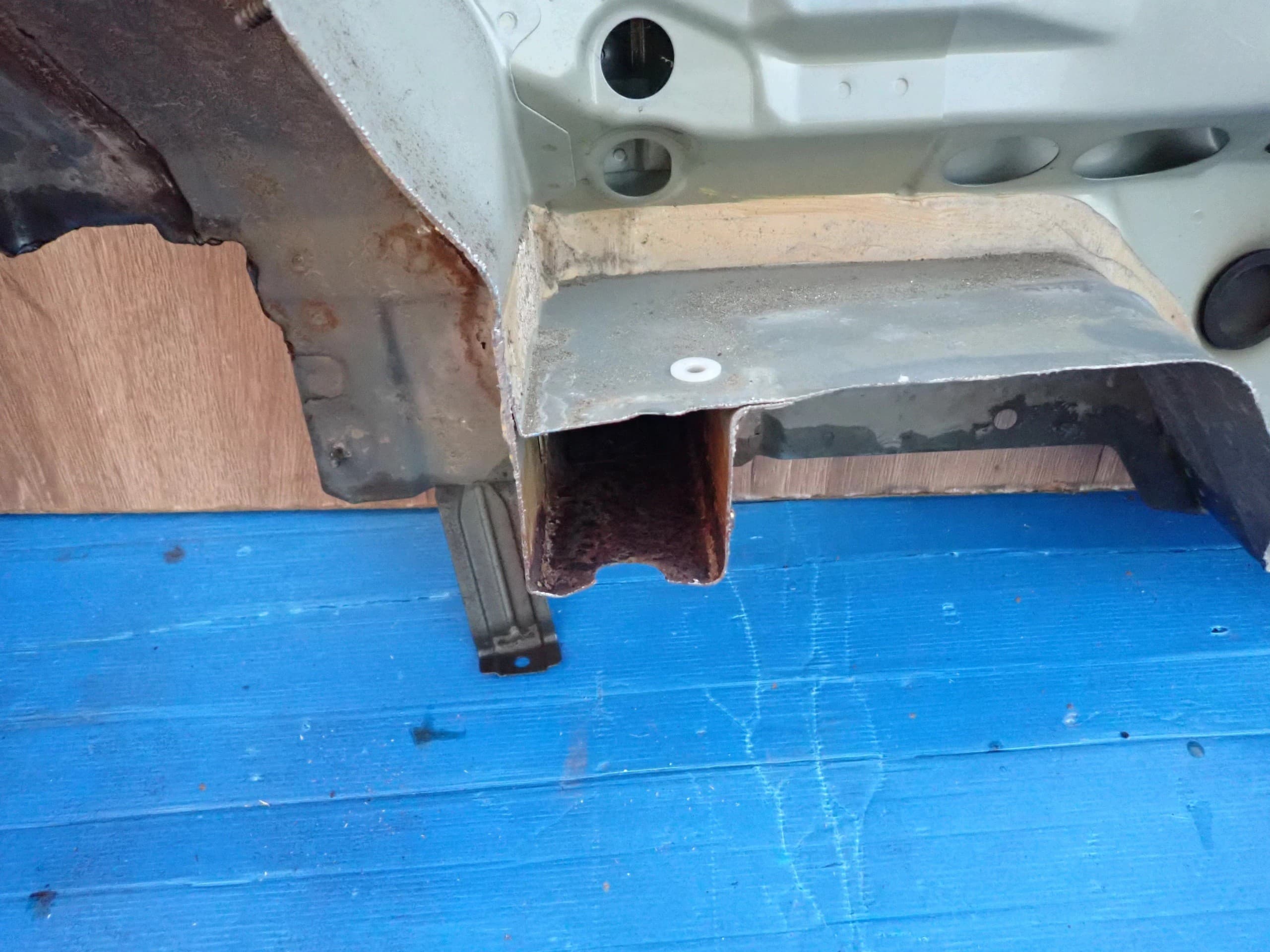 Cinturón Trasero Mitsubishi Colt 5 puertas 09-12 usado 7