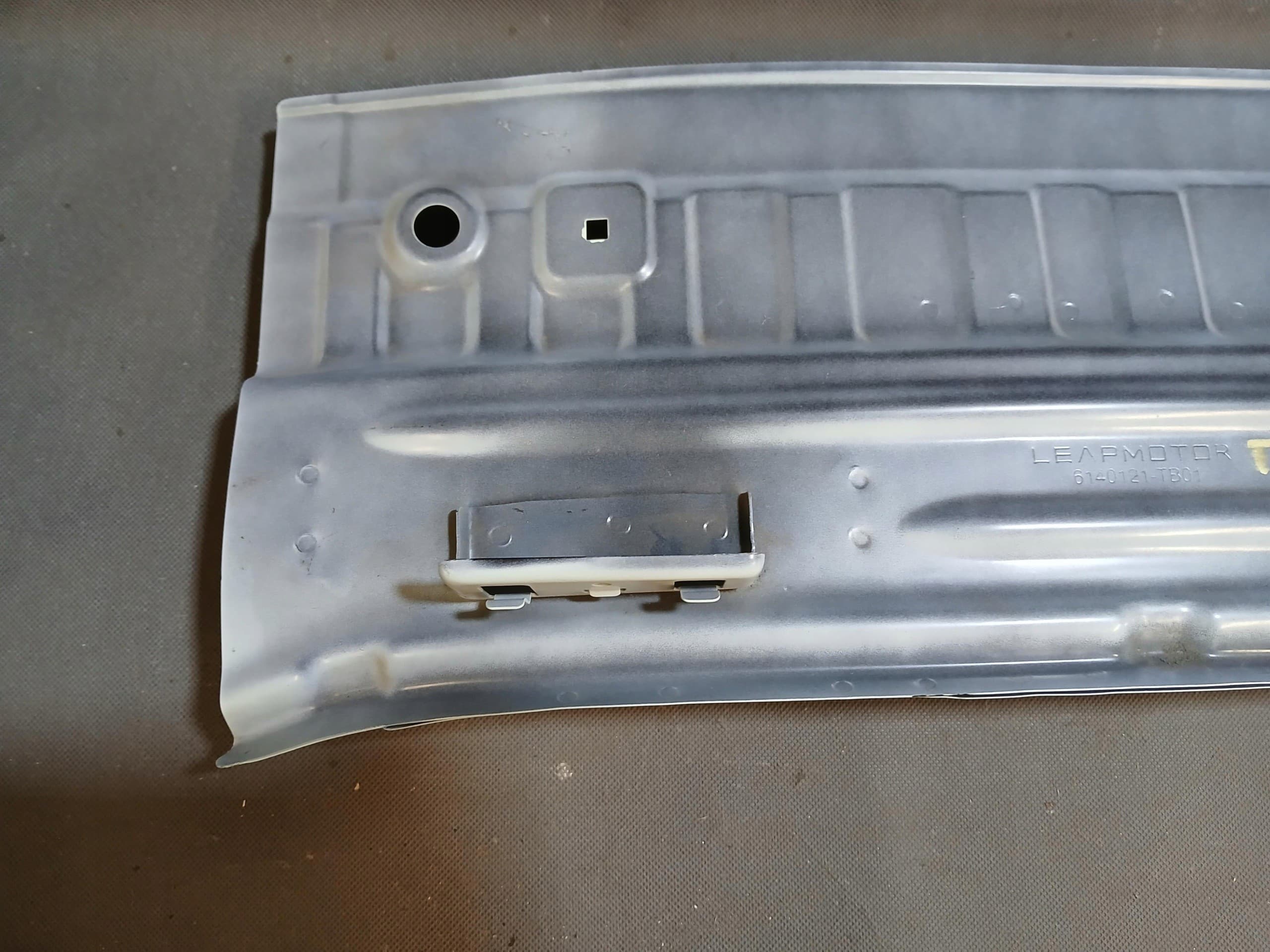 Cinturón trasero para maletero Leapmotor T03 25R usado 2